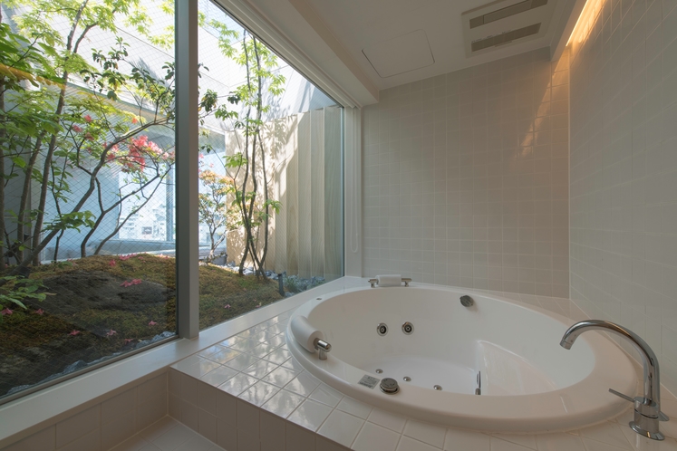 『1002』ペントハウス（グランピング無）の浴室からは、日本庭園の風景をお楽しみいただけます。