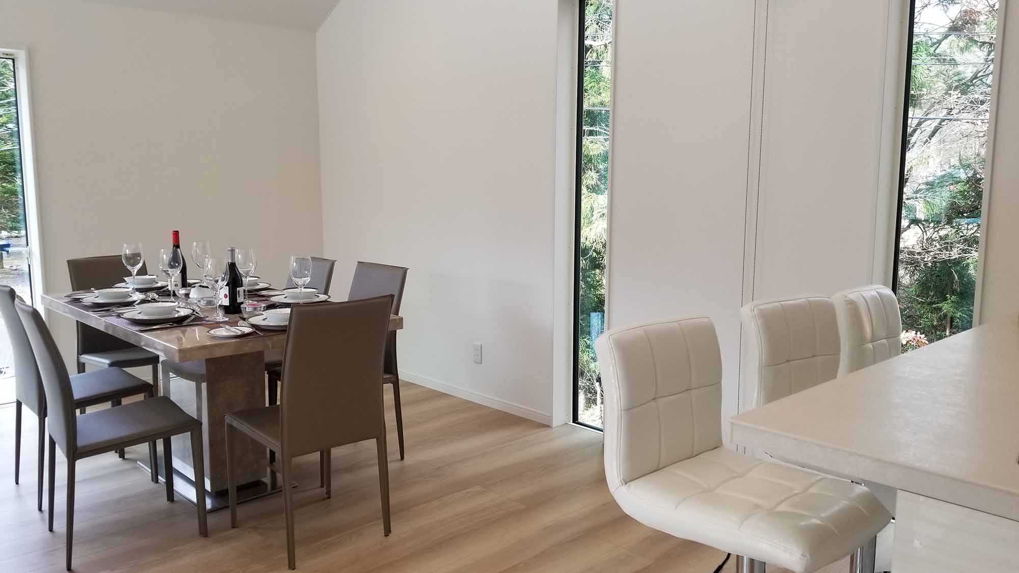 ・ゆったり食事をとれるダイニングテーブルもご用意しております。