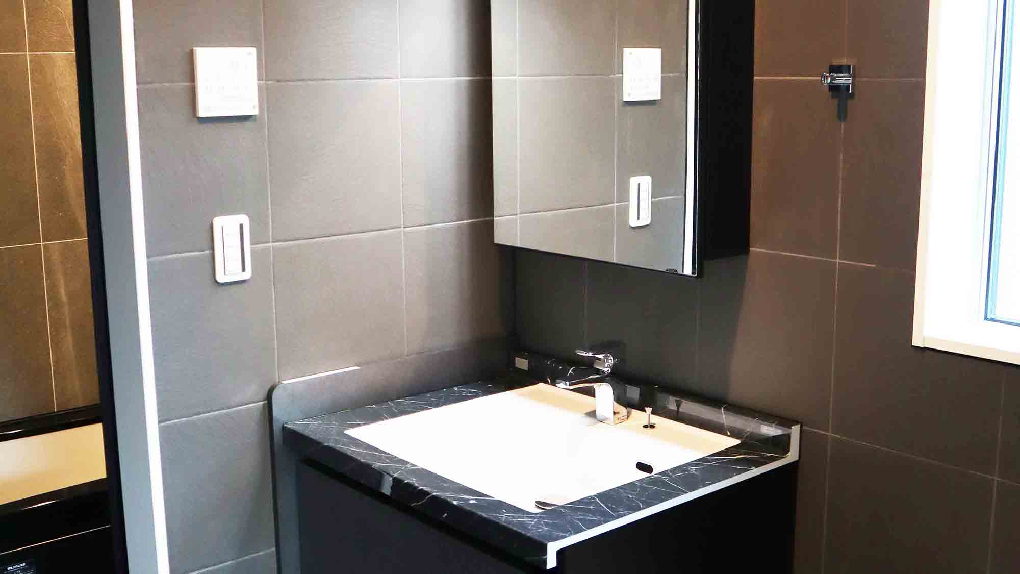 ・2階の洗面台はお風呂場と扉で隔たれております。