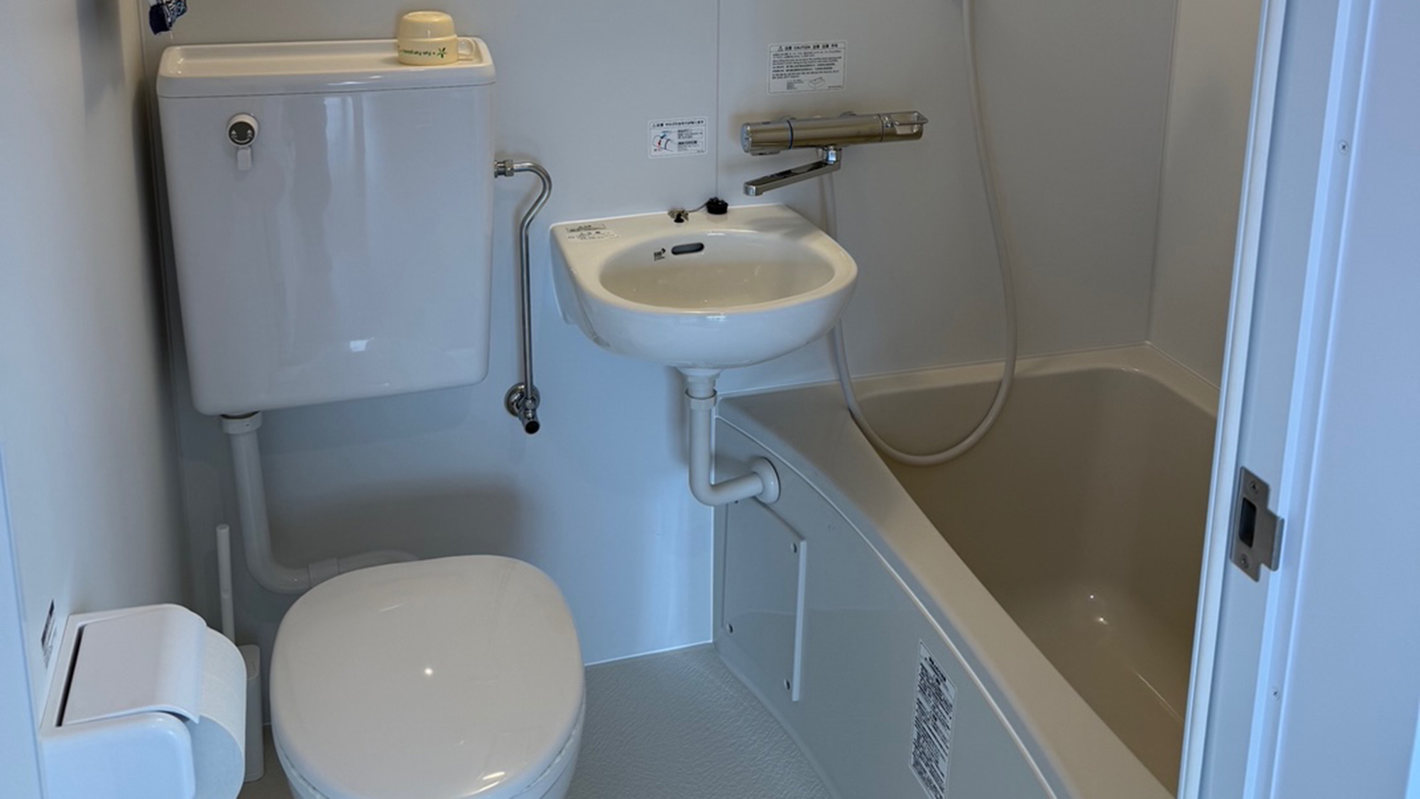 ・【本館100／バスルーム】旅先では入浴をさっと済ませたいお客様にぴったりのユニットバスです