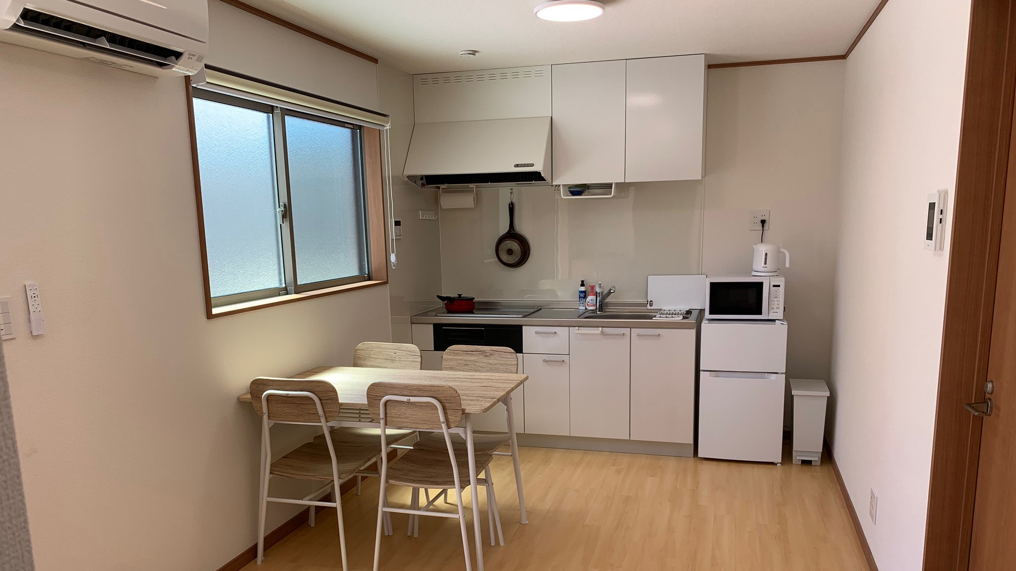 ・【別館／ダイニング】貸切広々ダイニングなので4名様でもゆったりくつろげます