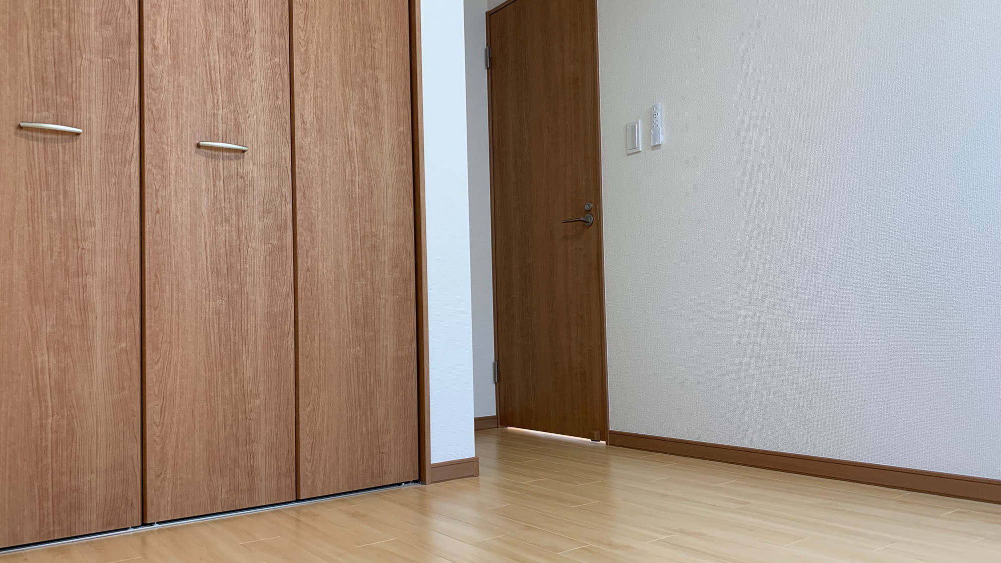 ・【別館／寝室】大きめのクローゼットもあり、お布団を４つ敷いても広々快適