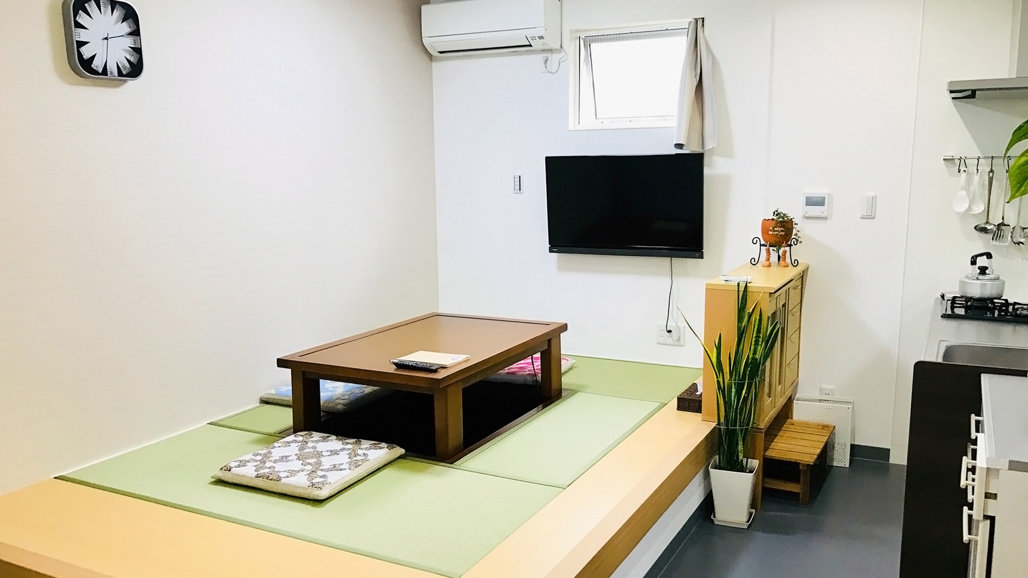 ・【新館１F／リビング】小上がりの畳でゴロンと横になっておくつろぎください