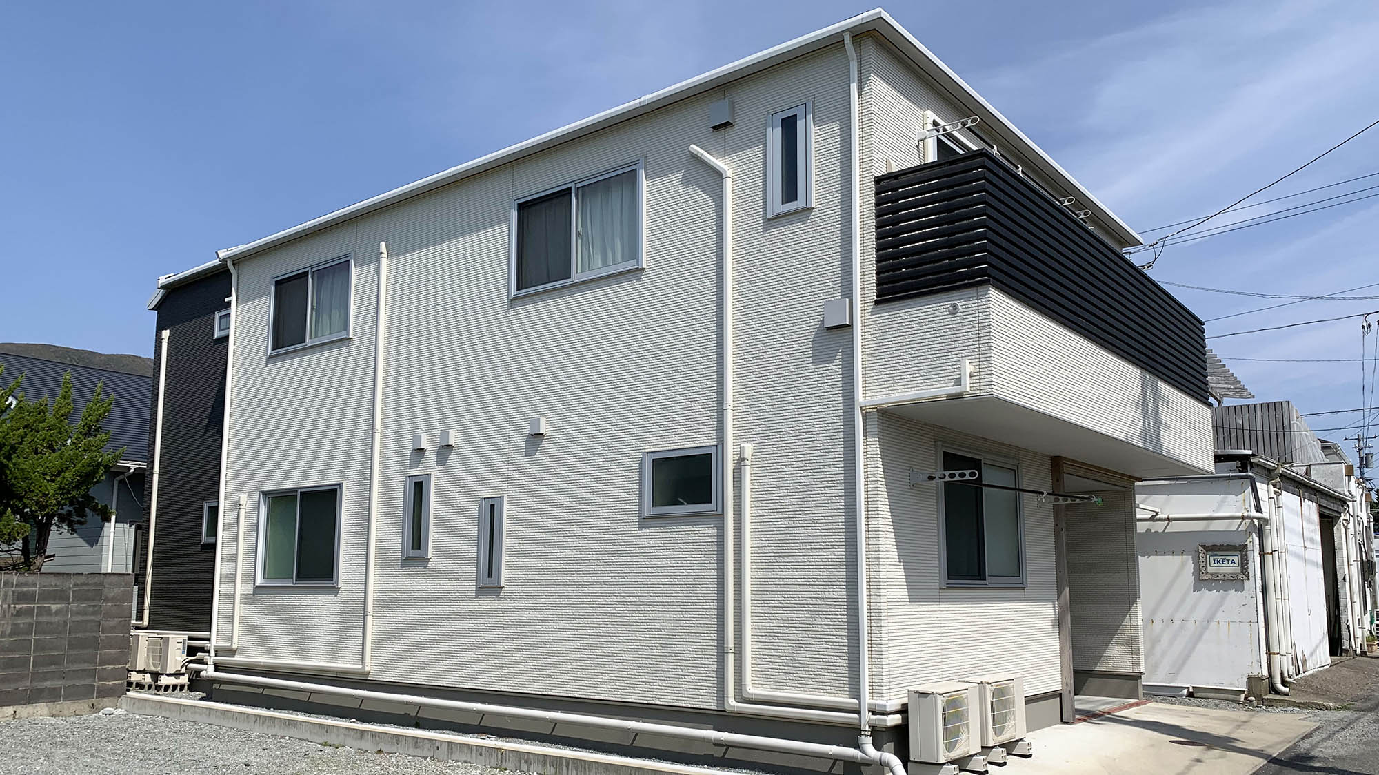 ・【新館／外観】新島の村の中心部にある素泊まり専用の施設です