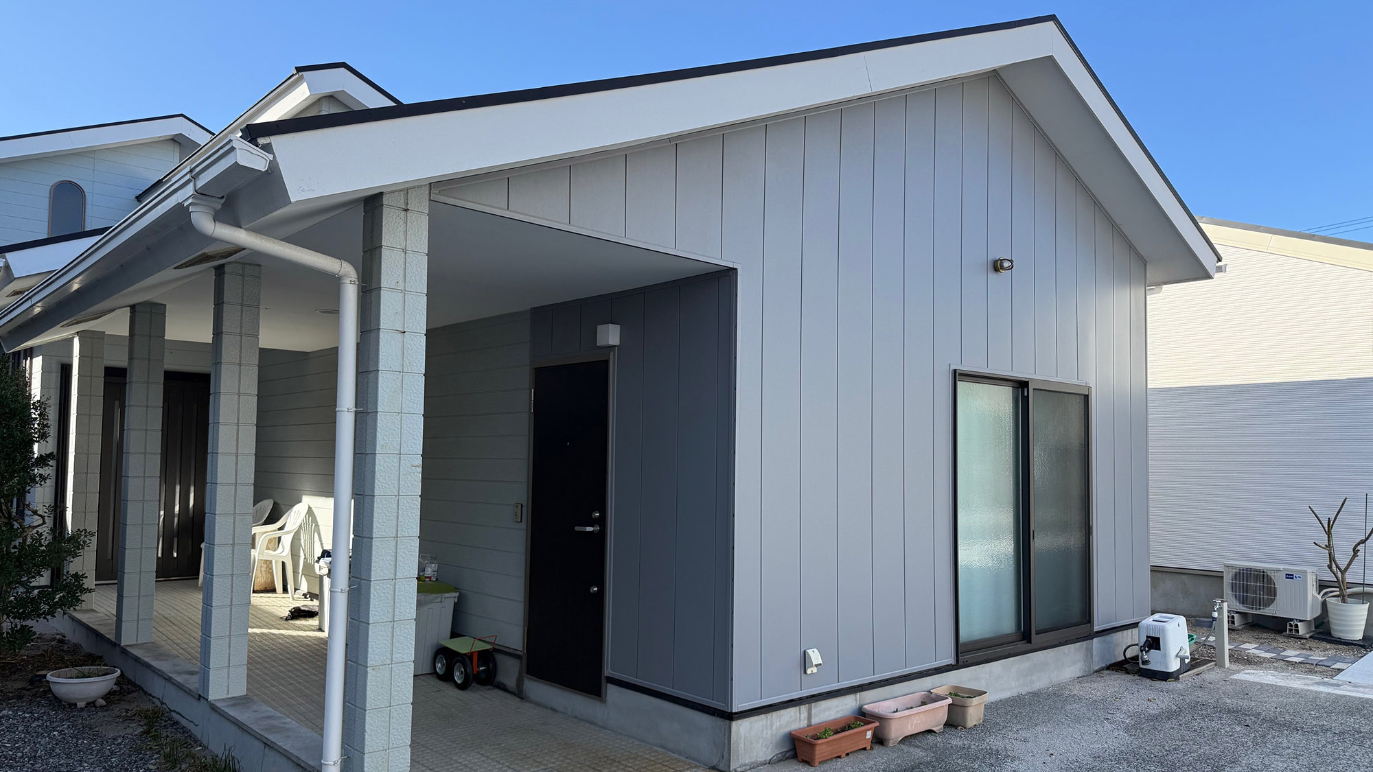 ・【本館／外観】新島港から車で約4分の立地です（送迎サービス有り　※要事前連絡）