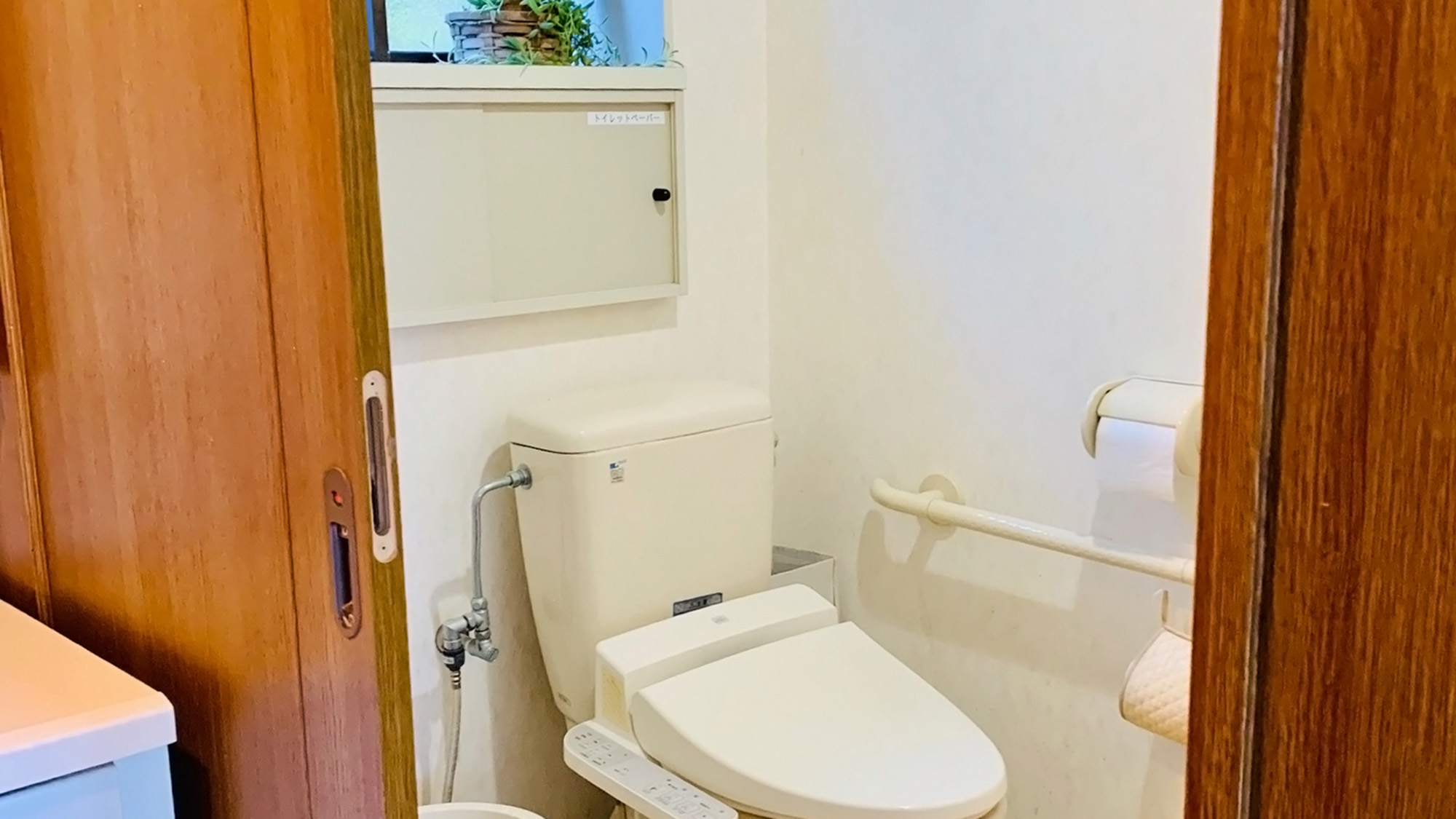 ・【離れ／トイレ】洗浄機能付トイレを設置しています