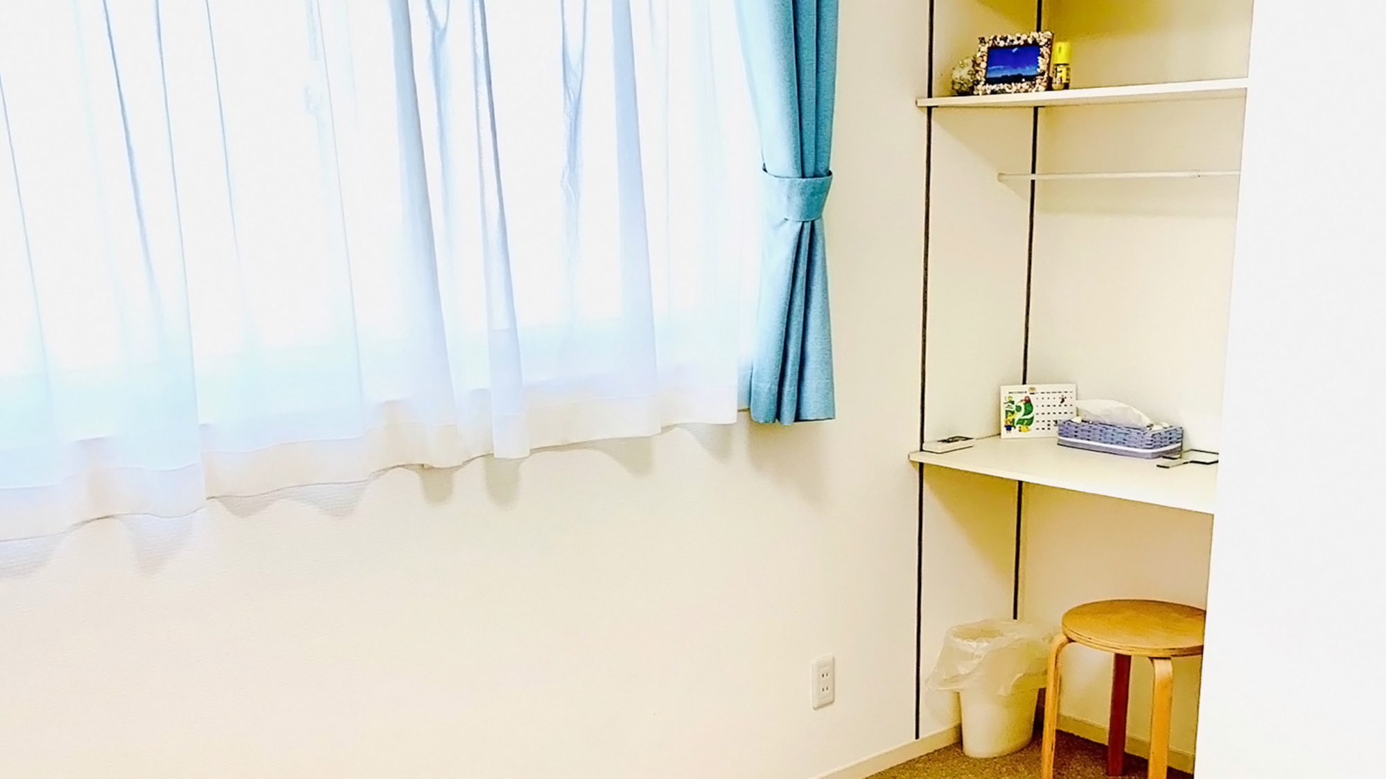 ・【新館202】窓からは陽の光が差し込む明るいお部屋です