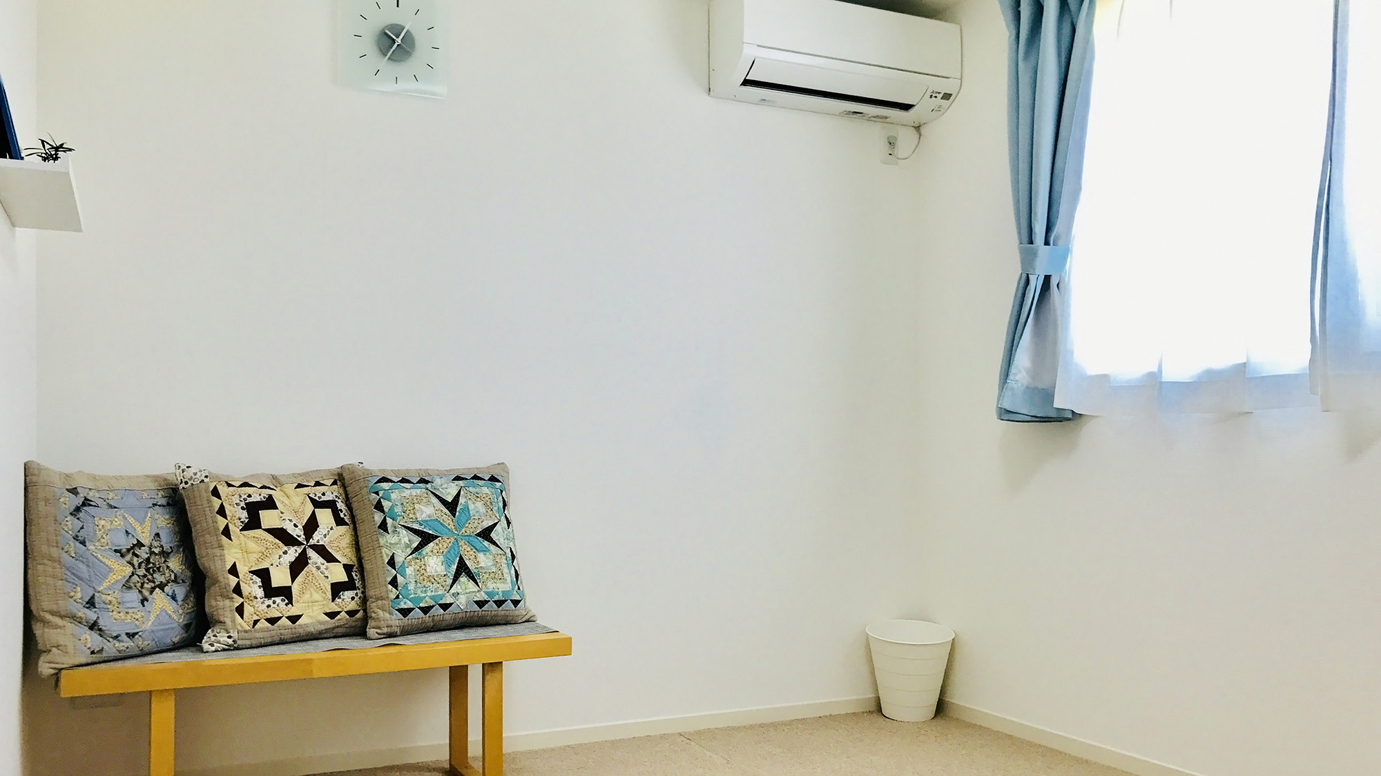 ・【新館203】窓からは陽の光が差し込む明るいお部屋です