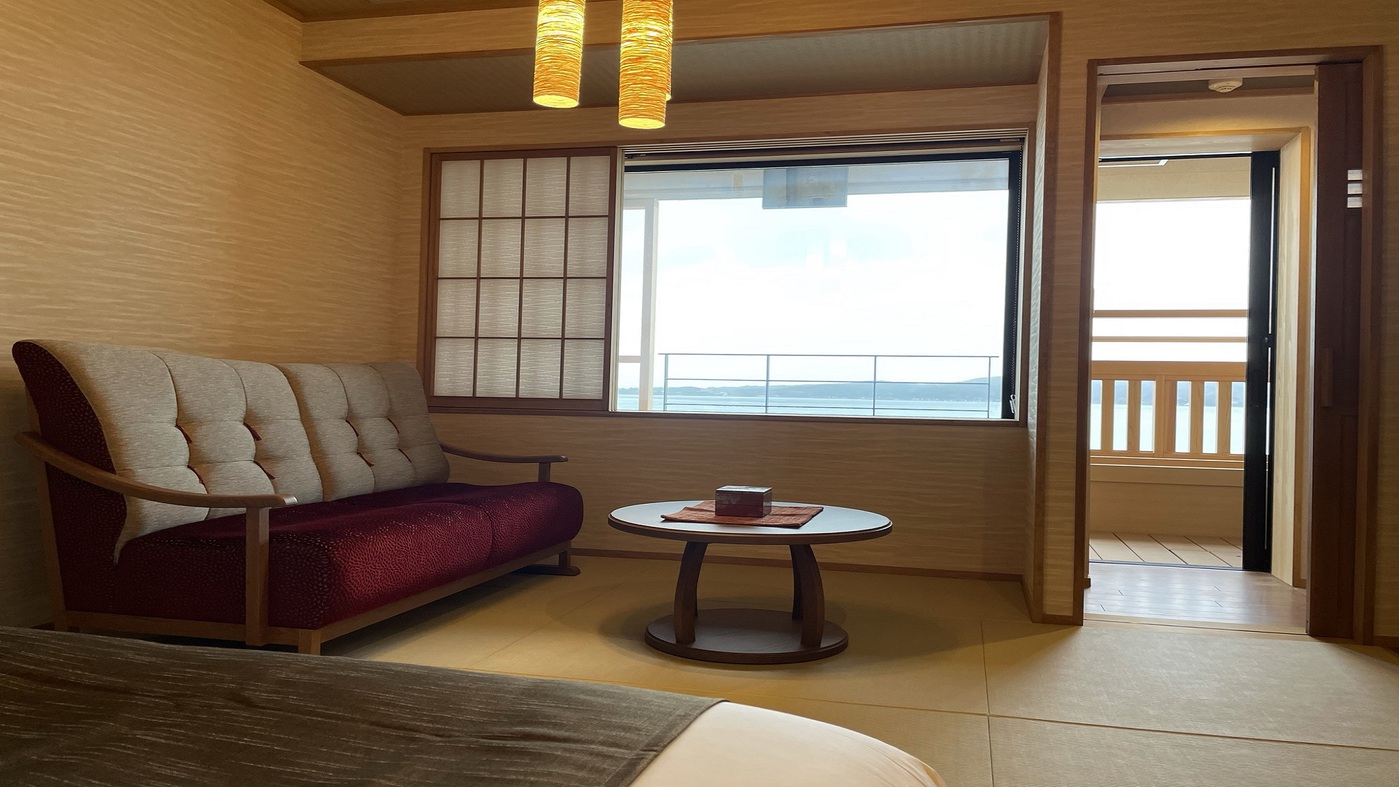 【和洋ツイン一例】お部屋に一歩踏み込めば、開放的な七尾湾の眺望が目の前に！