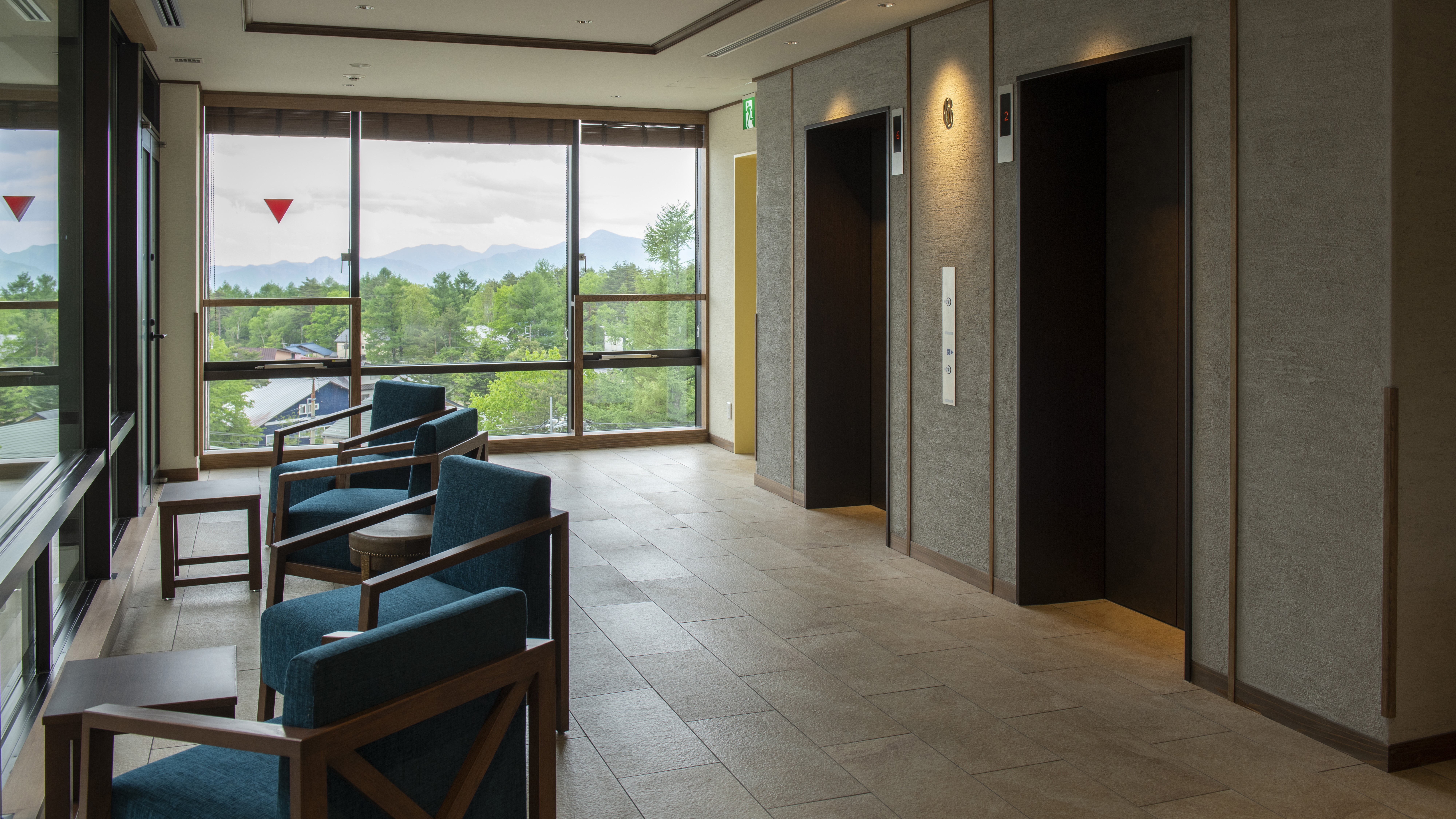 【館内】いこい処からの草津の街並みを一望。夜は湯けむりが立ち上がり幻想的な景色が広がります