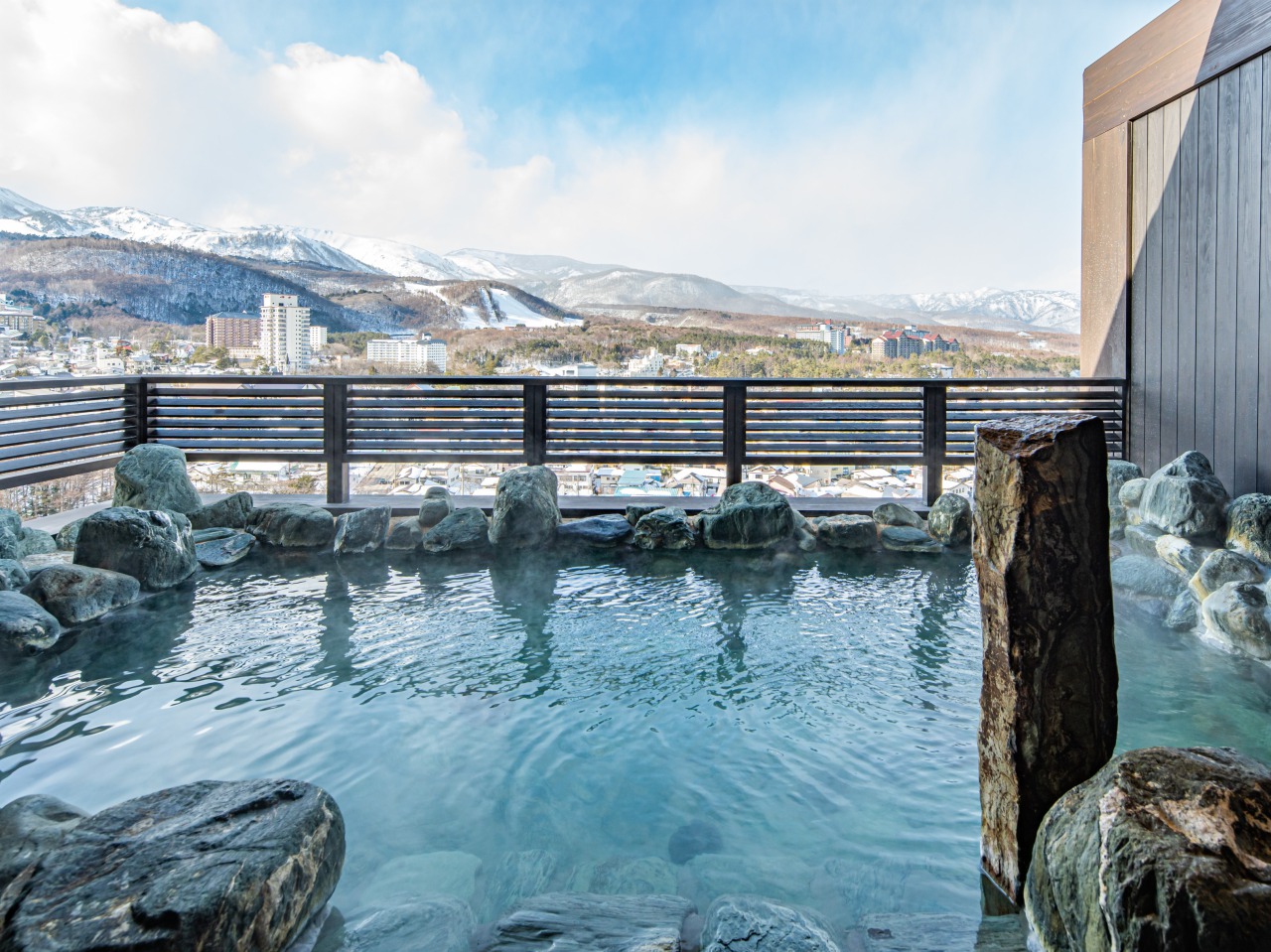 【眺望浴場】露天風呂　温泉街の向こうには草津温泉スキー場