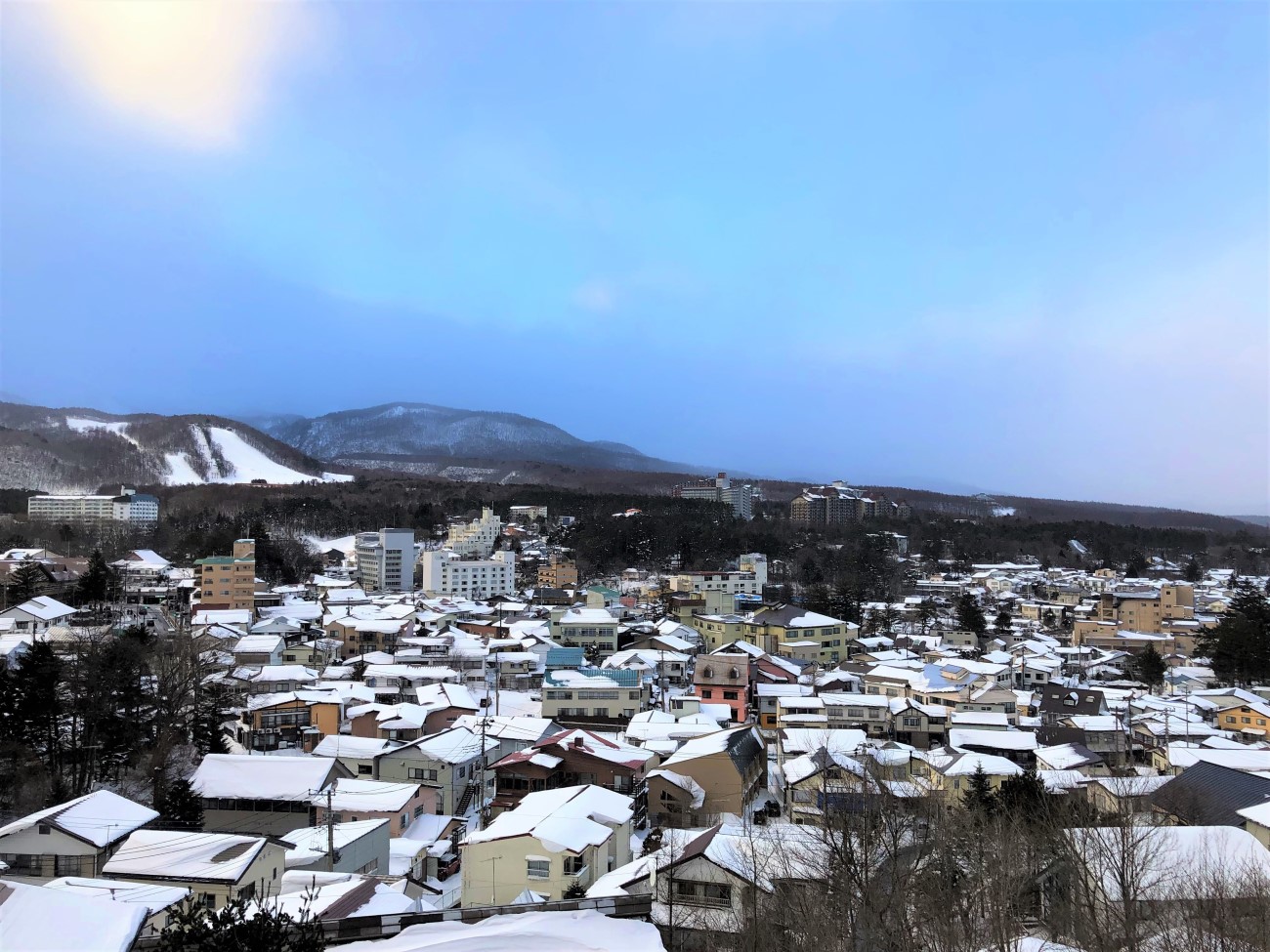 【客室/眺望】冬　草津温泉街だけでなく、草津温泉スキー場もご覧いただけます。