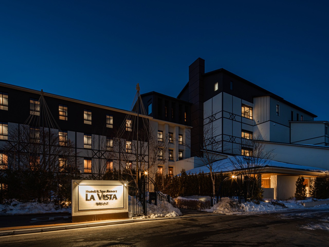 【外観】冬の夜 雪がより幻想的な雰囲気をつくりだします