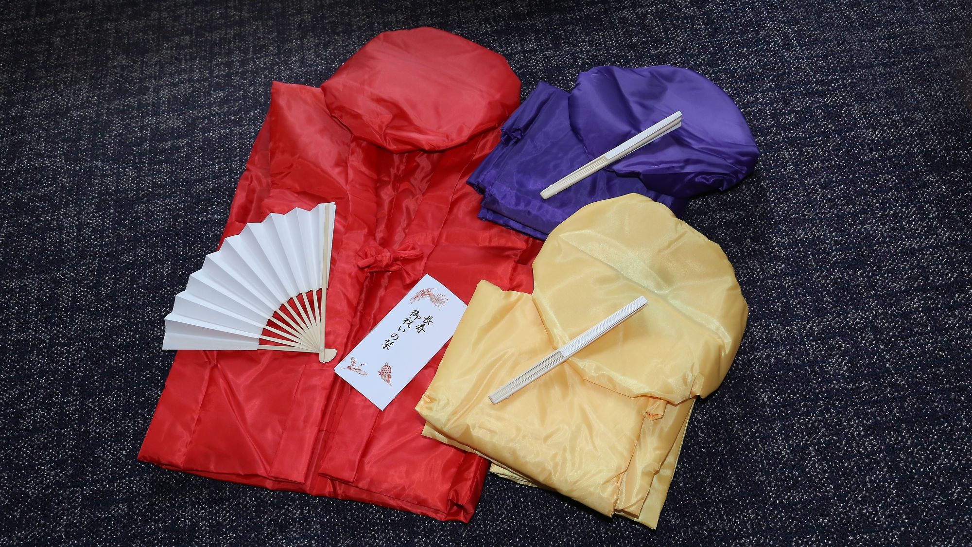 【サービス】ちゃんちゃんこの貸出もございます。赤・黄・紫の３色をご用意しております。