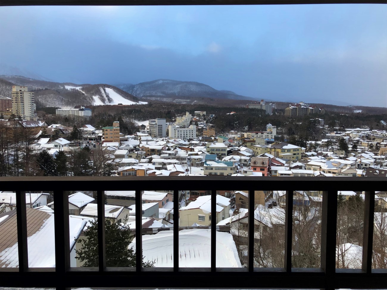 【客室/眺望】冬　湯畑側の客室より冬の草津を一望いただけます。　※湯畑はご覧いただけません。