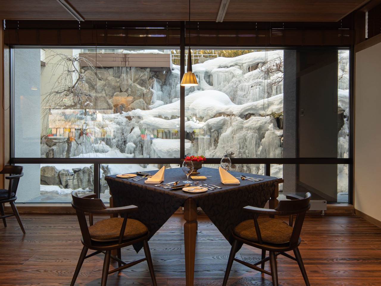 【レストラン】テーブル席(池側)