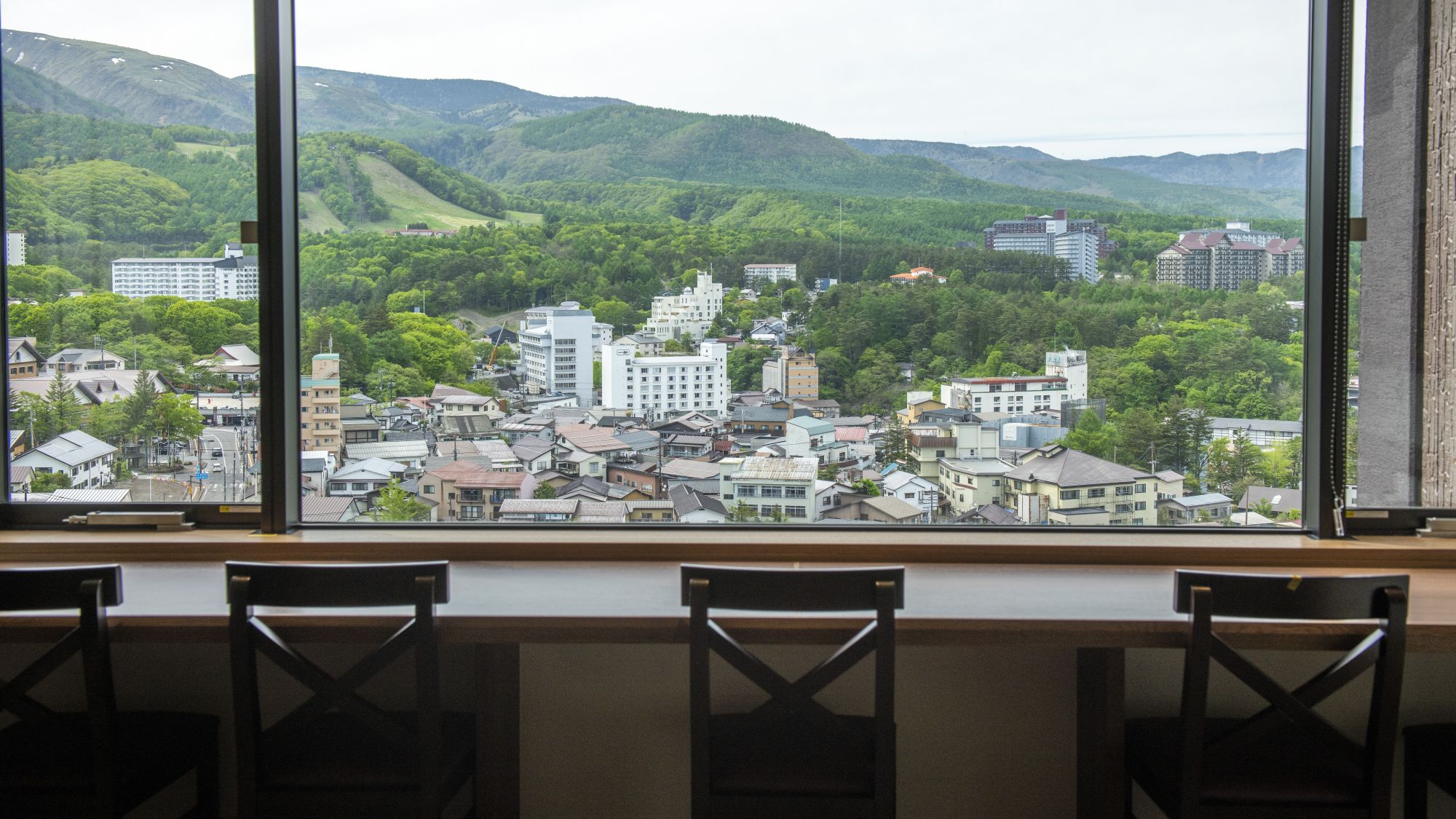 【館内】いこい処からの草津の街並みを一望。夜は湯けむりが立ち上がり幻想的な景色が広がります