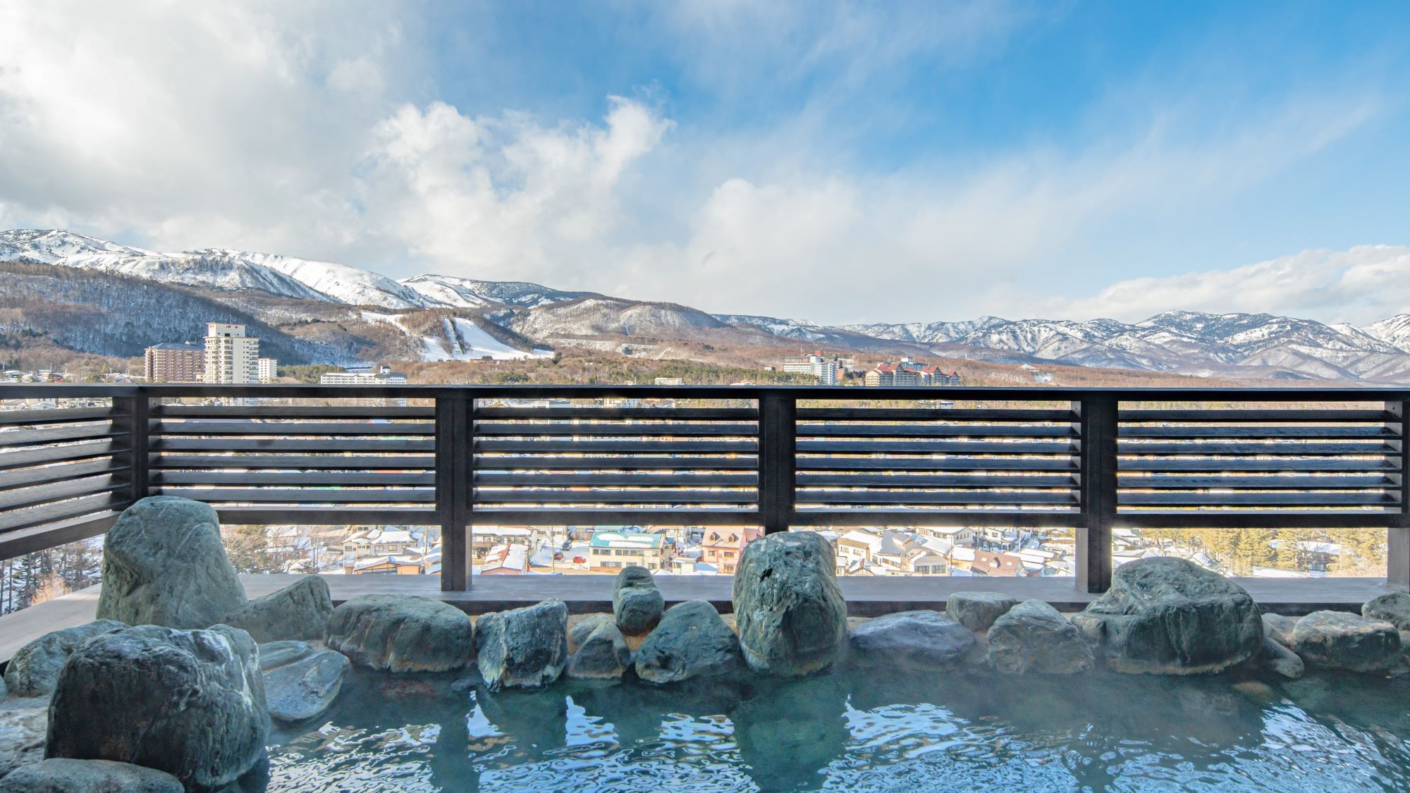 【眺望浴場】露天風呂/天気が良い日は遠くの山々までご覧いただけます
