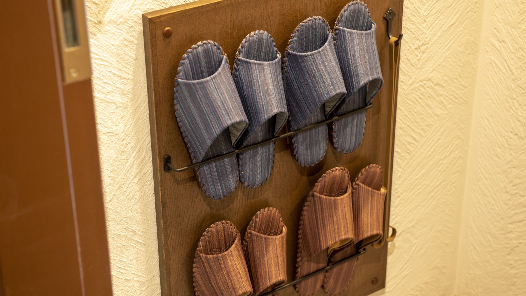 【客室】館内履きをご用意しております。