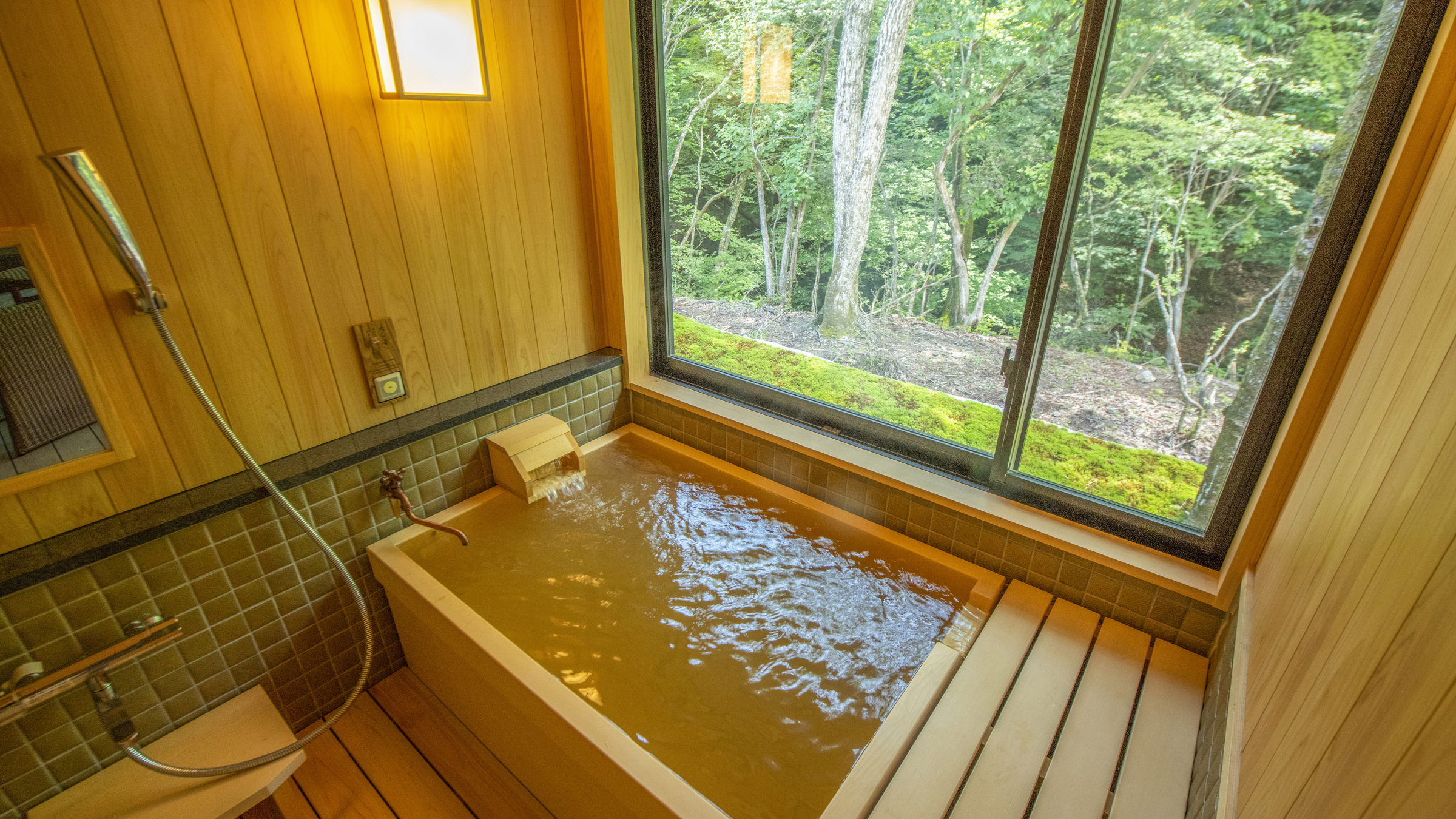 共立リゾートの草津温泉「季の庭」と同じく全室に天然温泉風呂を備えた客室で贅沢な滞在を(離れ客室一例)