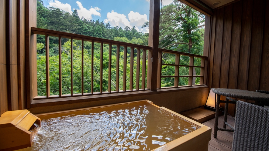 共立リゾートの草津温泉「季の庭」と同じく全室に天然温泉風呂を備えた客室で贅沢な滞在を(本館客室一例)