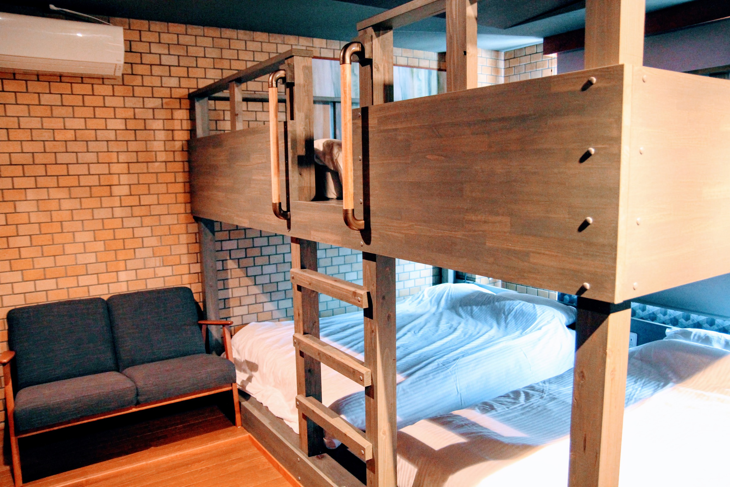 【205】遊び心のある壁紙が特徴的な二段ベッドのお部屋