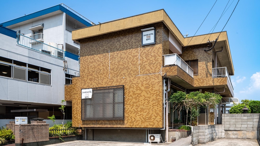 ・【外観】別府駅から徒歩約10分。近くには朝見川が流れ、朝見神社もすぐ近くです