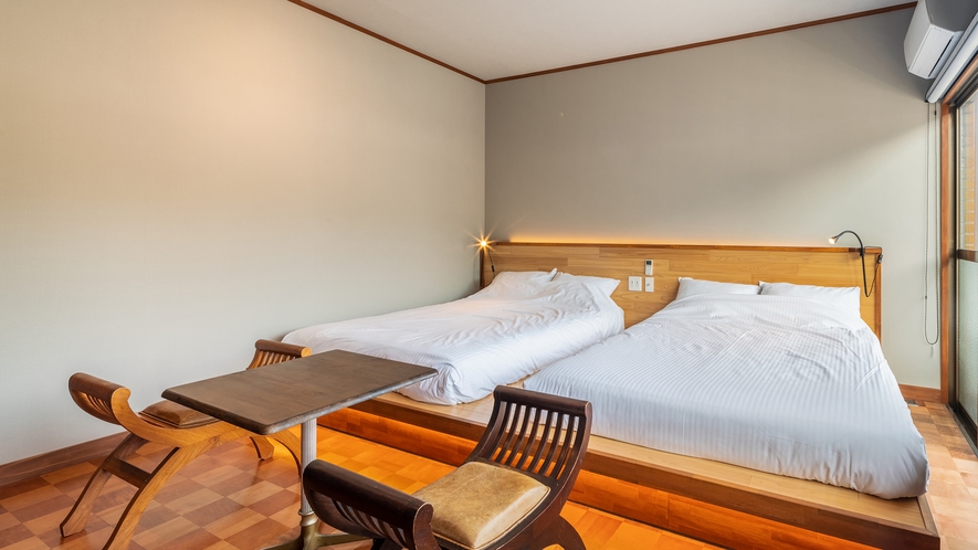 ・【202／客室内】ダブルベッドを2台設置、最大4名様までご宿泊可能です