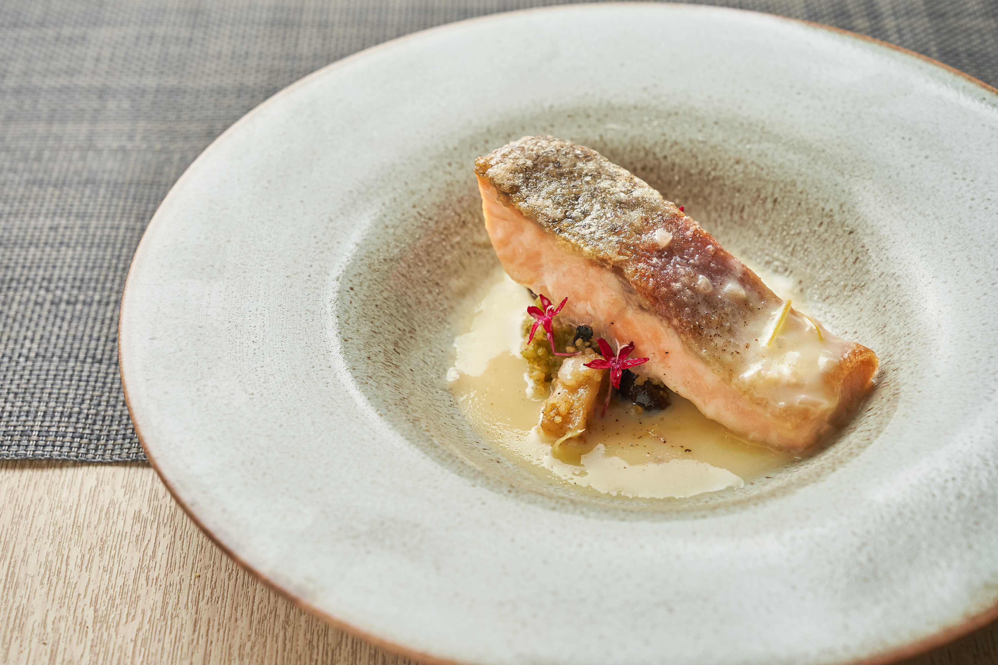 ◆サーモングリル ～レモンバターソースクスクス添え～