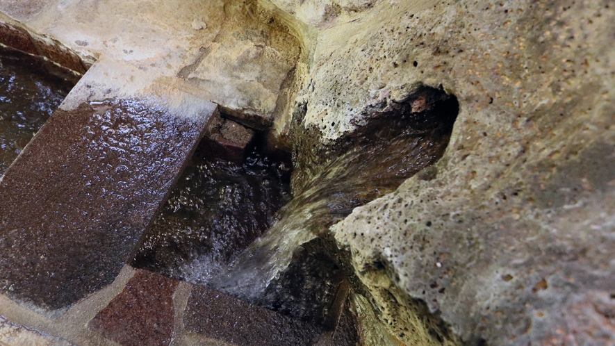 -硫黄泉の古代大岩風呂-