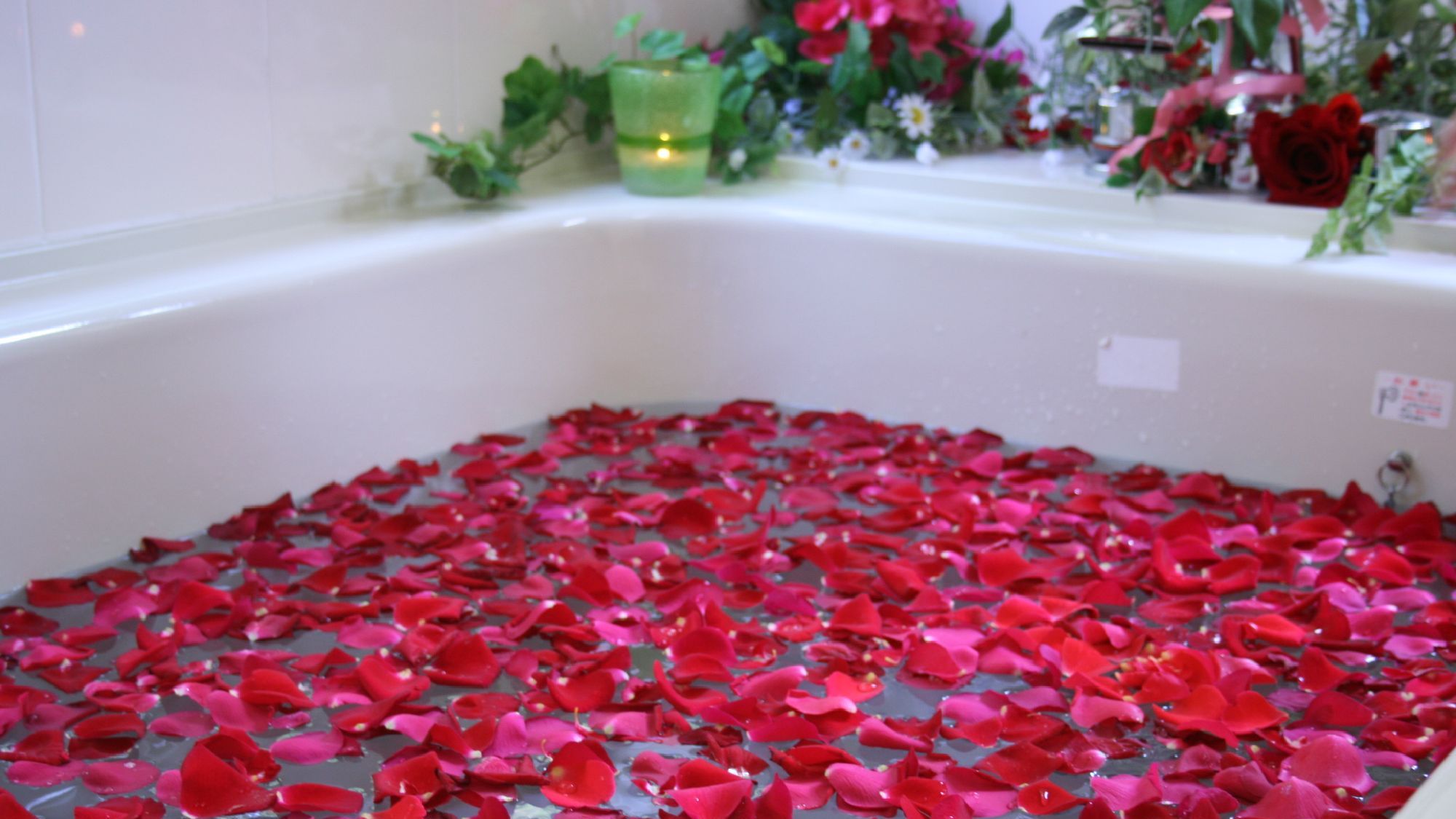 ミストバスや、ロマンチックなバラの花びらを浮かべてのご入浴もお楽しみいただけます。