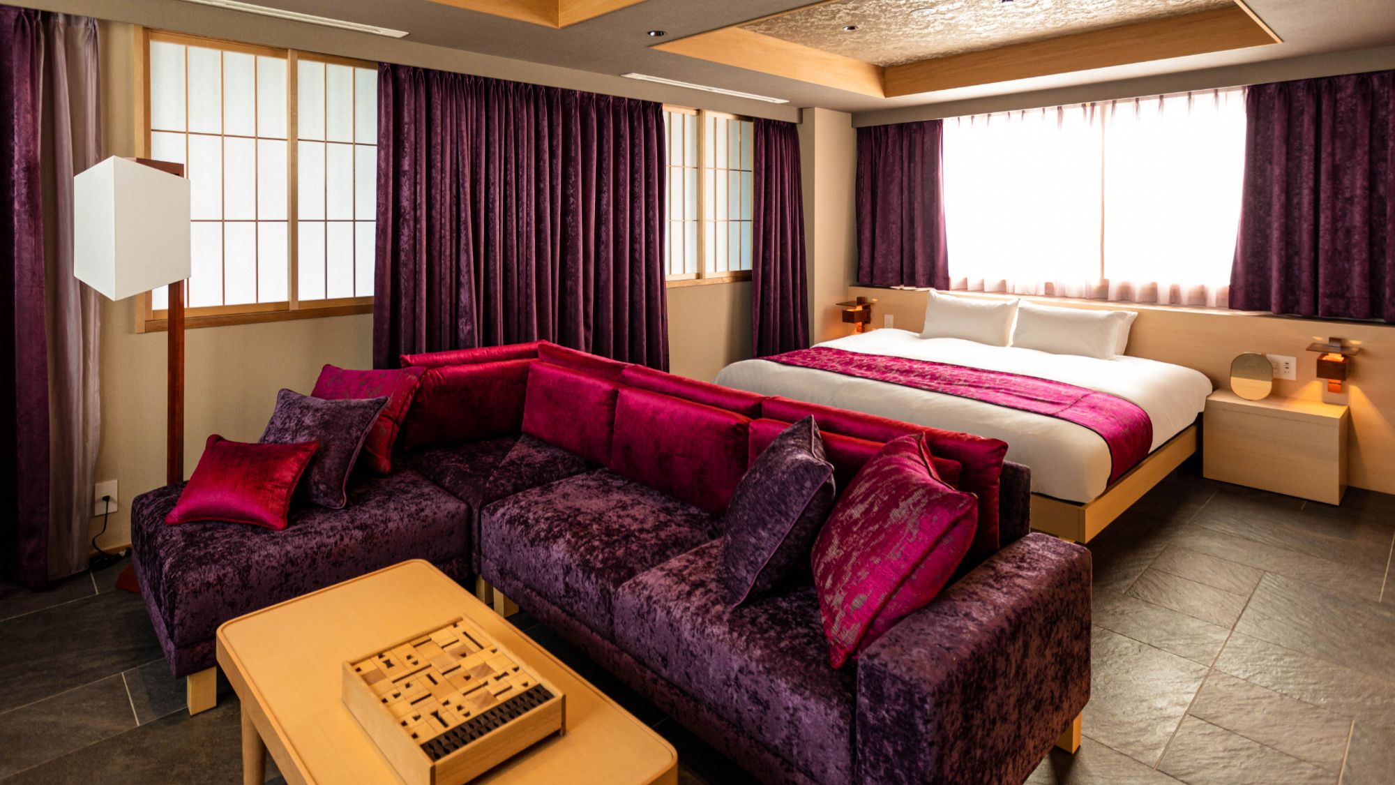 大きなL字ソファーのある広々としたリビング