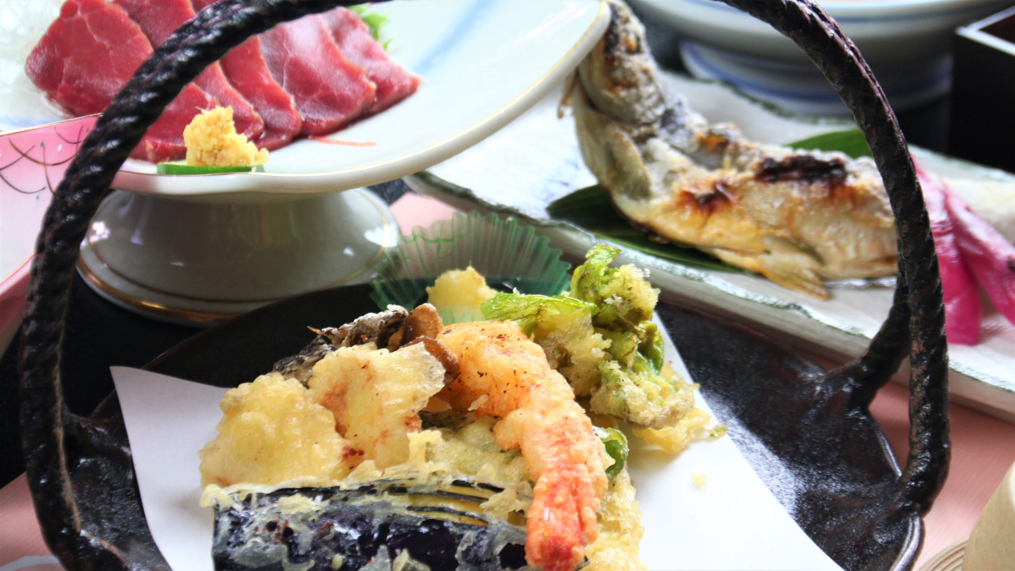 【夕食】自家製野菜の天ぷら。春は山菜もお出しします。