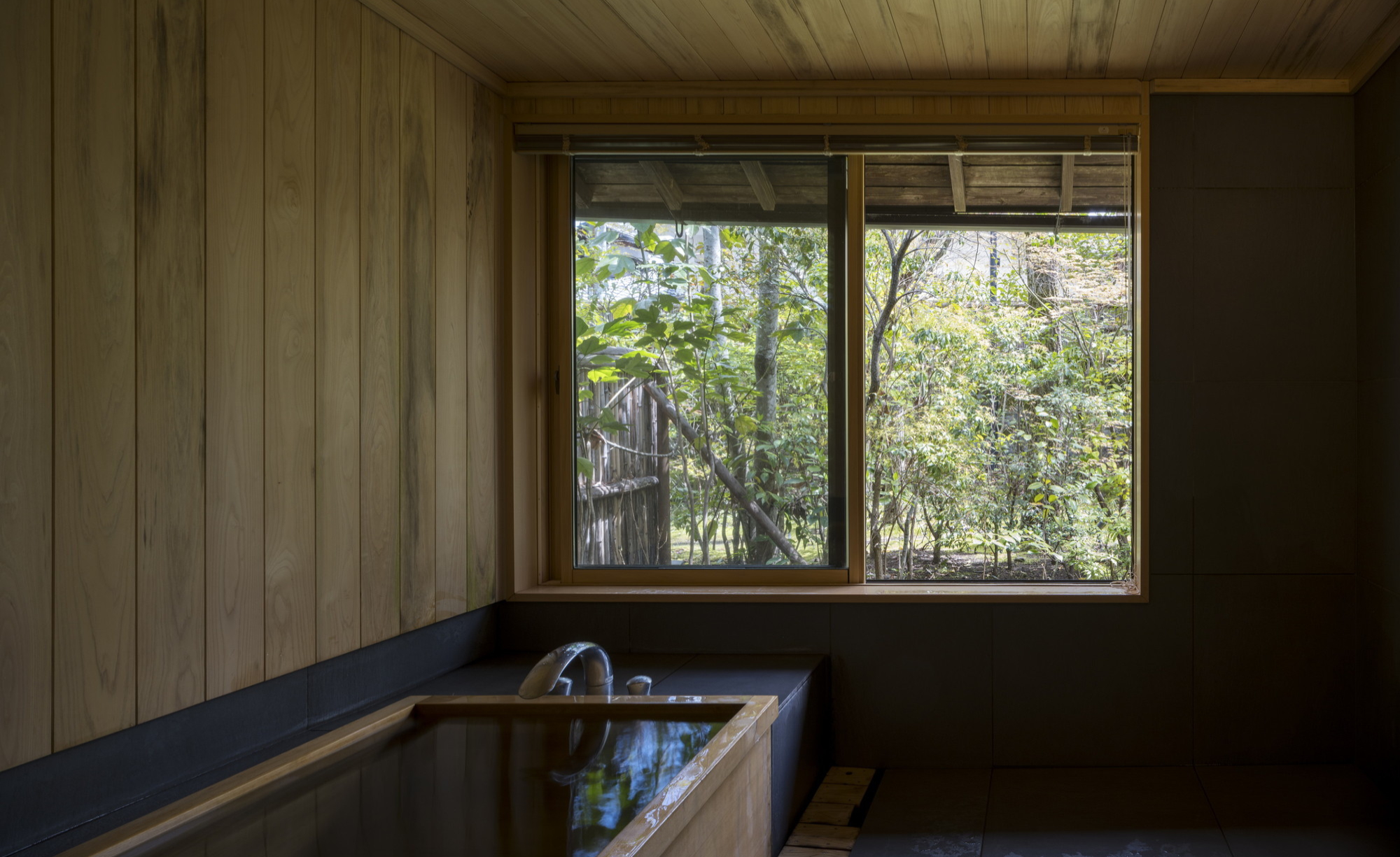 離れ｜温泉内湯・中庭テラス付 和洋室「あさぎ」