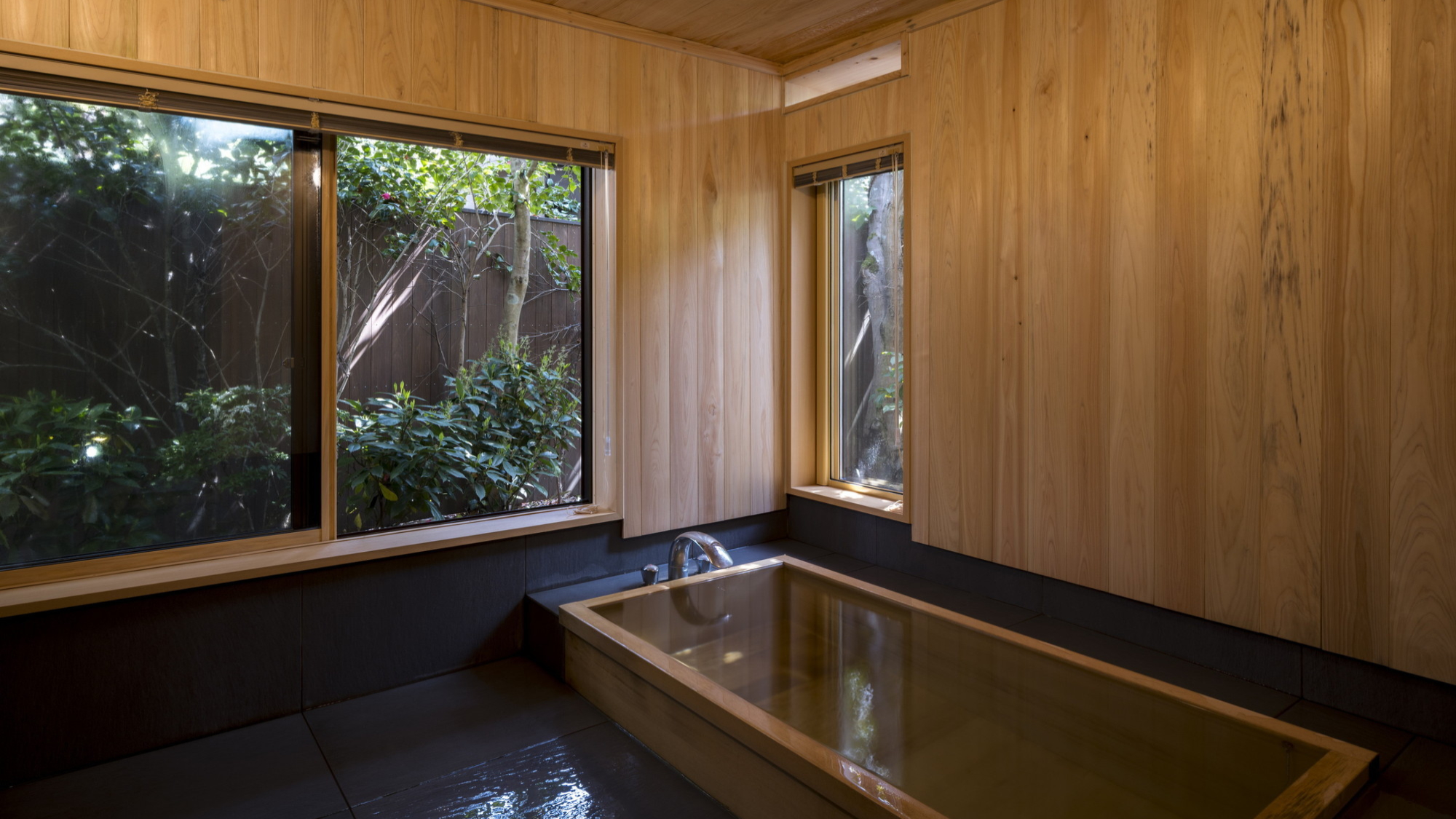 温泉内湯・中庭テラス付 和洋室「桃花」／1F