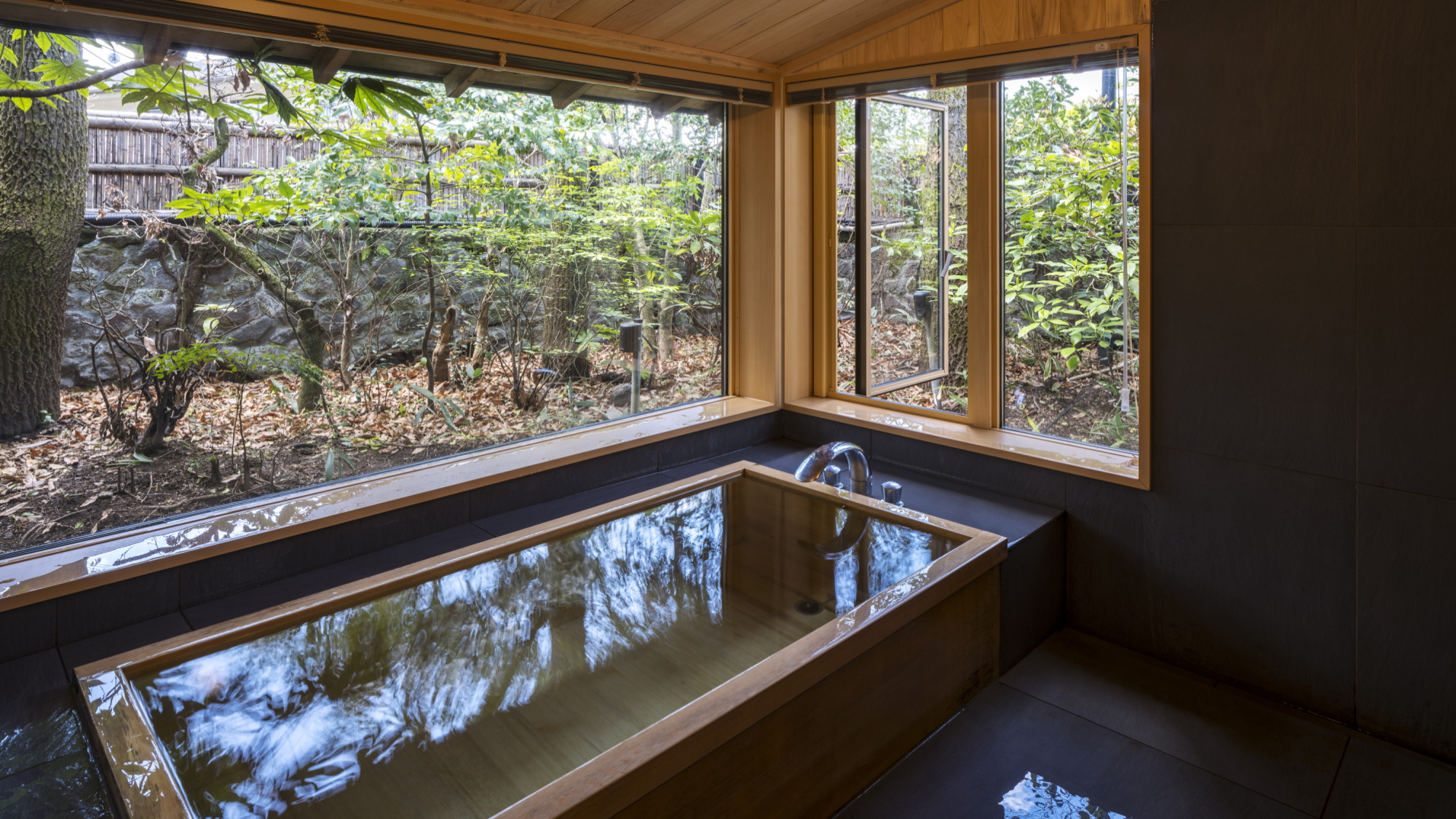 離れ｜温泉内湯・中庭テラス付 和洋室「桜」