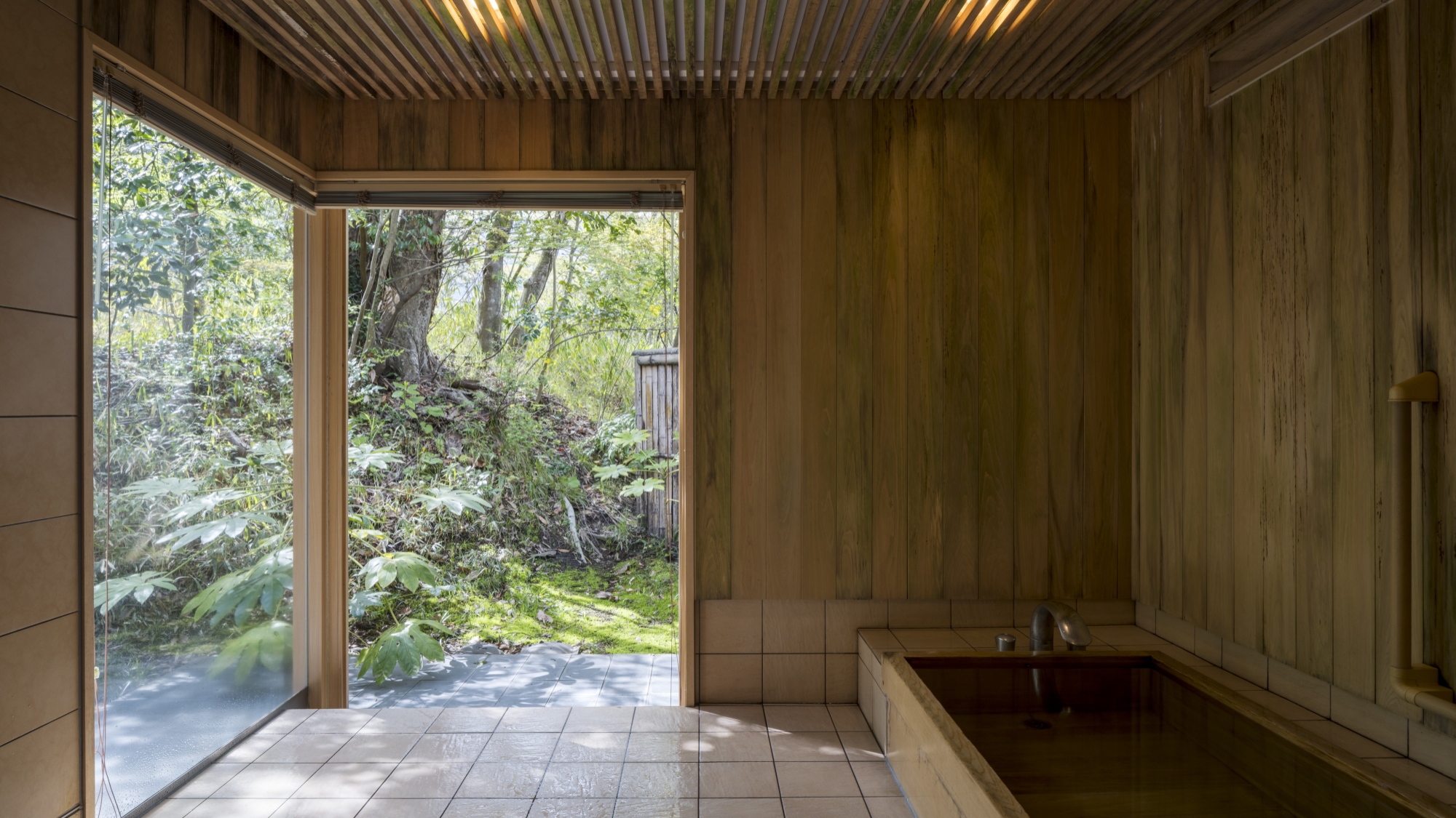 離れ｜温泉内湯・中庭テラス付 和洋室「ひわ」