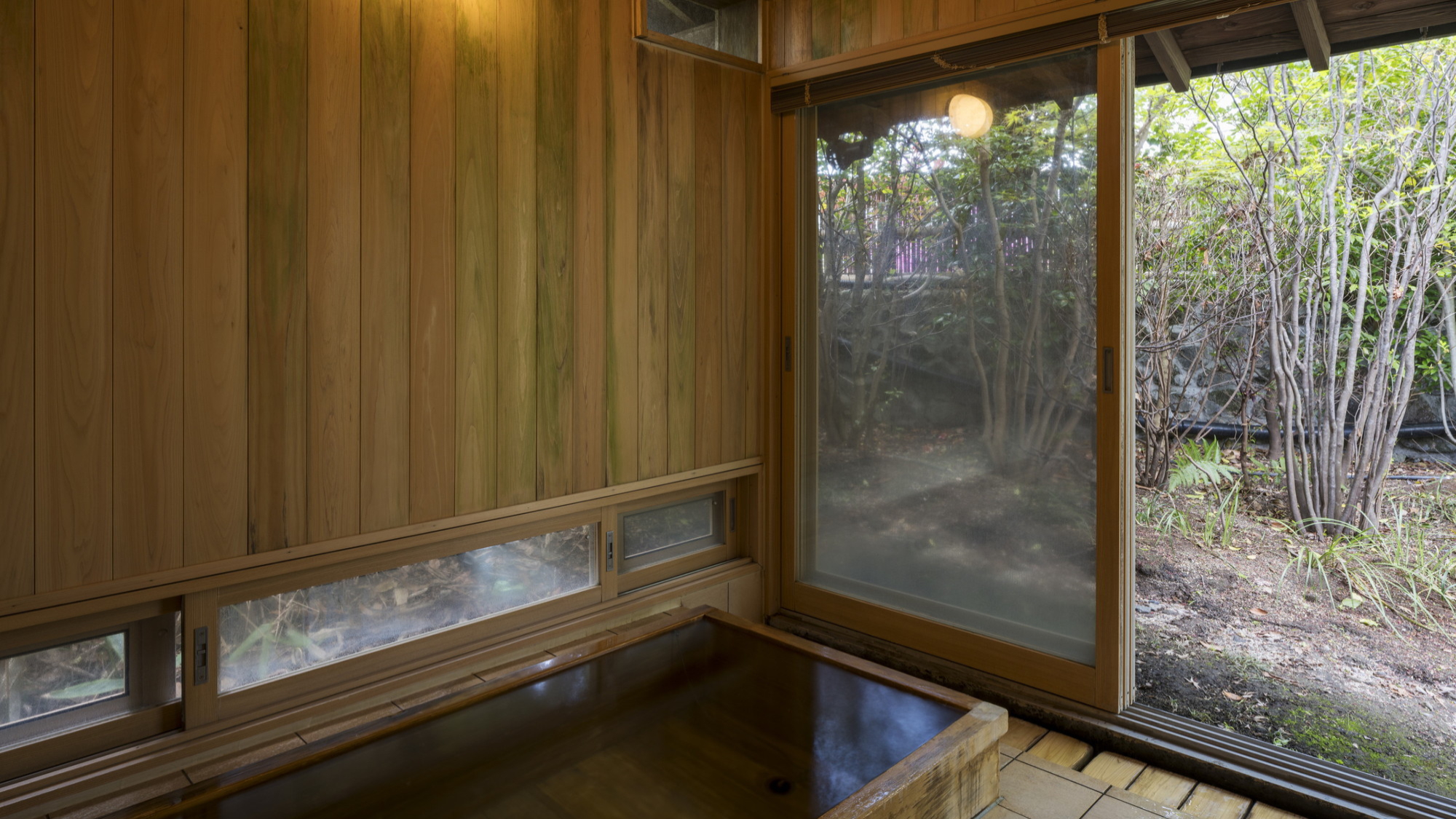 離れ｜温泉内湯・中庭テラス付 和洋室「むらさき」