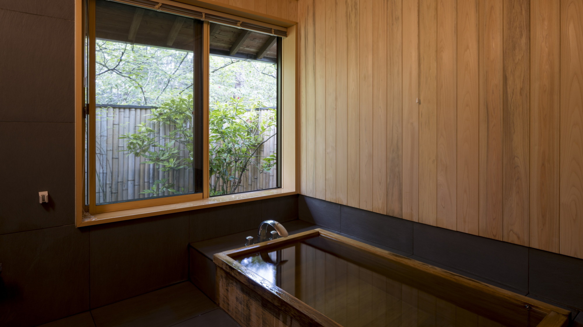 離れ｜温泉内湯・中庭テラス付 和洋室「あかね」