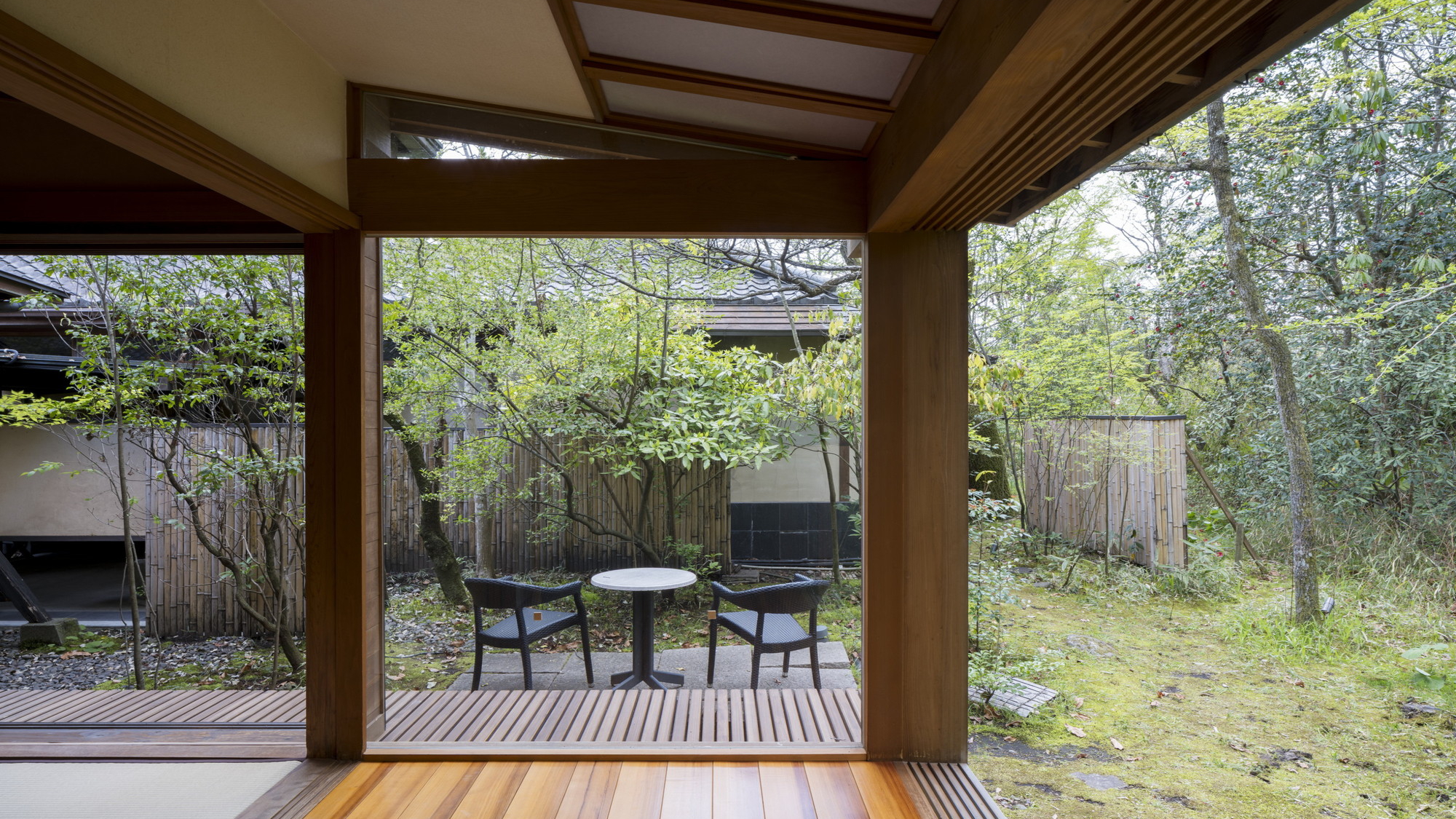 離れ｜温泉内湯・中庭テラス付 和洋室「あかね」