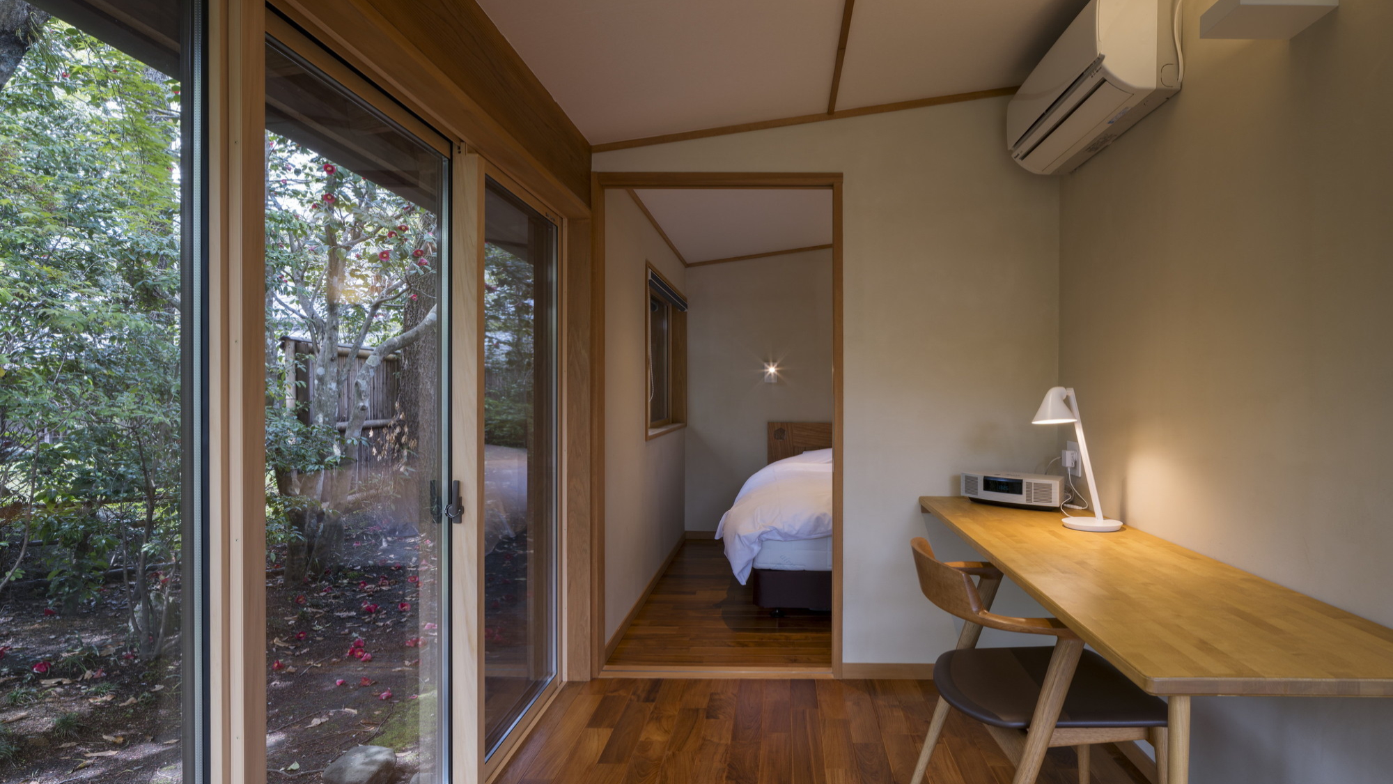 離れ｜温泉内湯・中庭テラス付 和洋室「山吹」