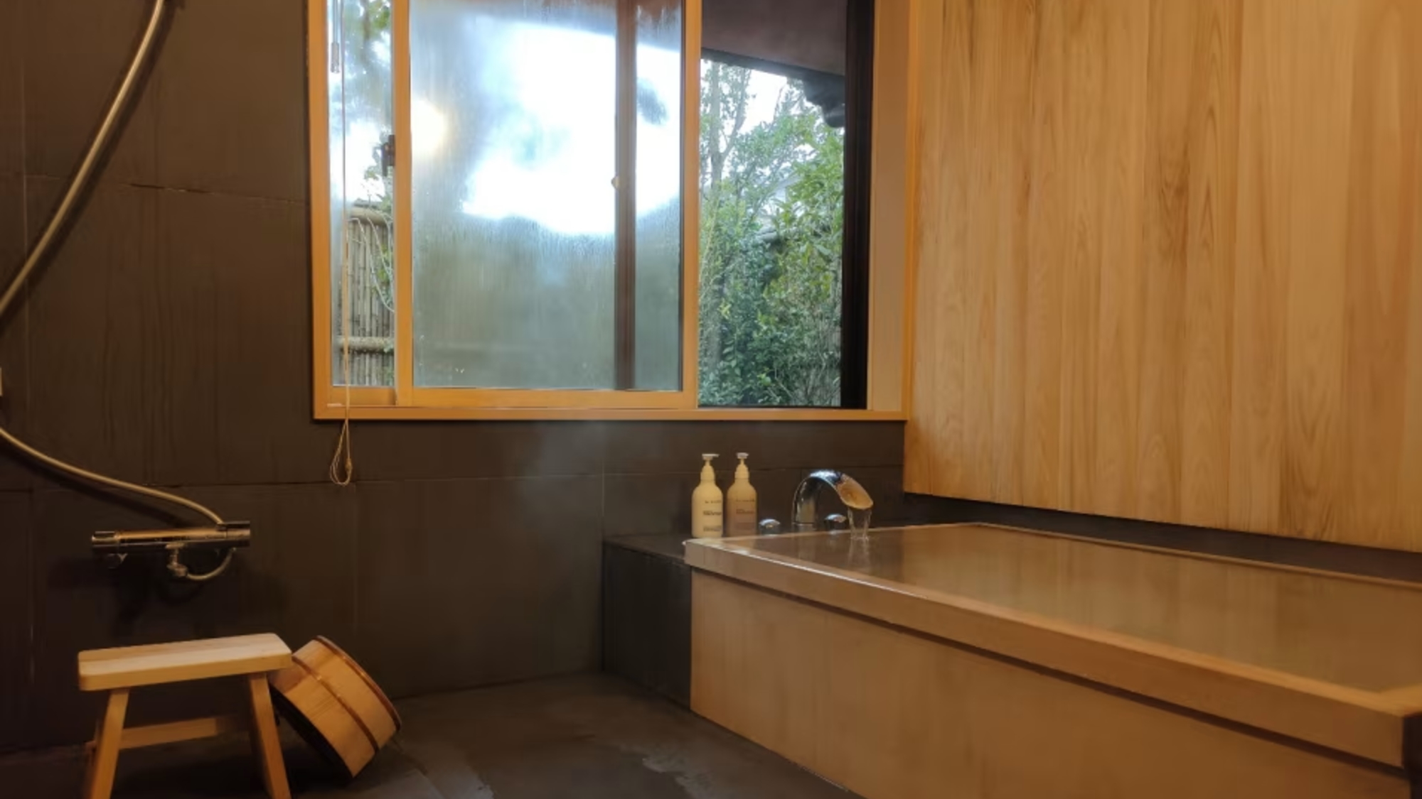 離れ｜温泉内湯・中庭テラス付 和洋室「山吹」