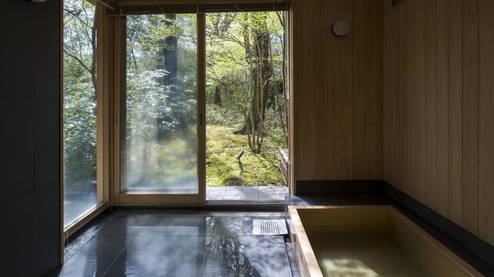 温泉内湯・中庭テラス付 和洋室「柚子」／1F