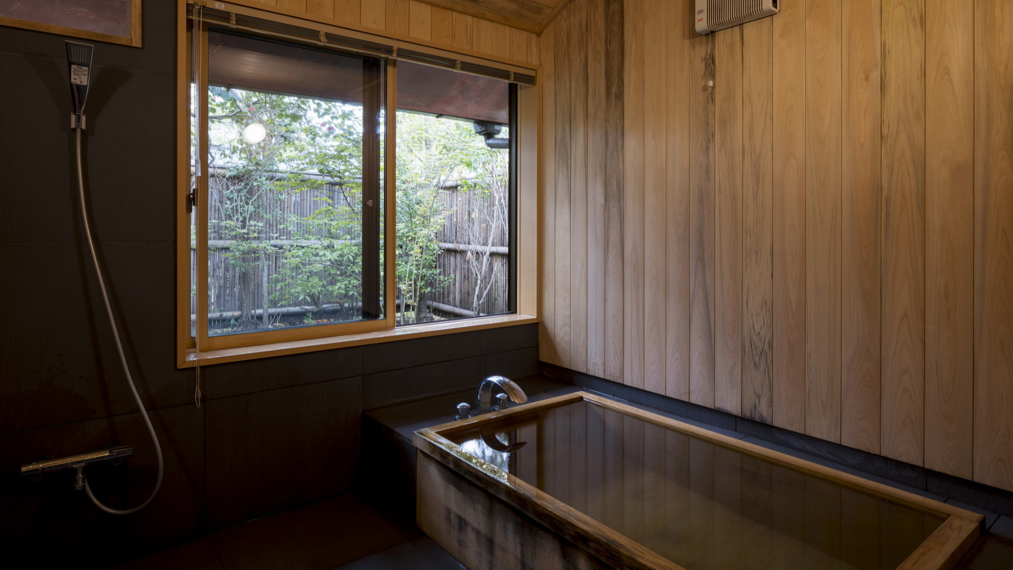 離れ｜温泉内湯・中庭テラス付 和洋室「山吹」