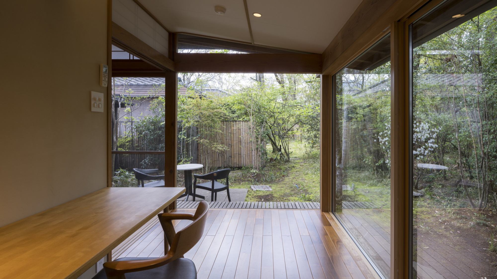 離れ｜温泉内湯・中庭テラス付 和洋室「山吹」