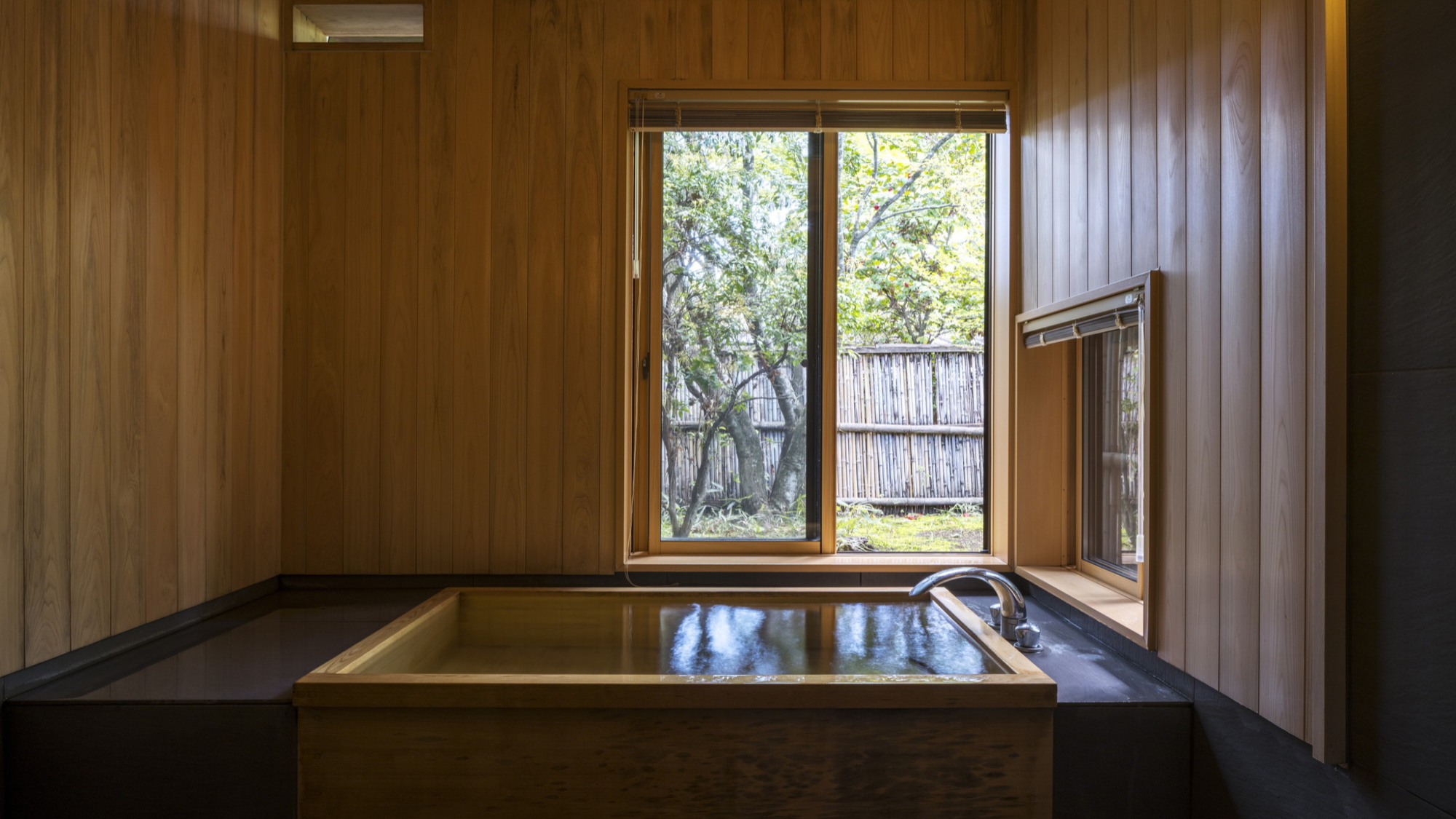 離れ｜温泉内湯・中庭テラス付 和洋室「みはなだ」