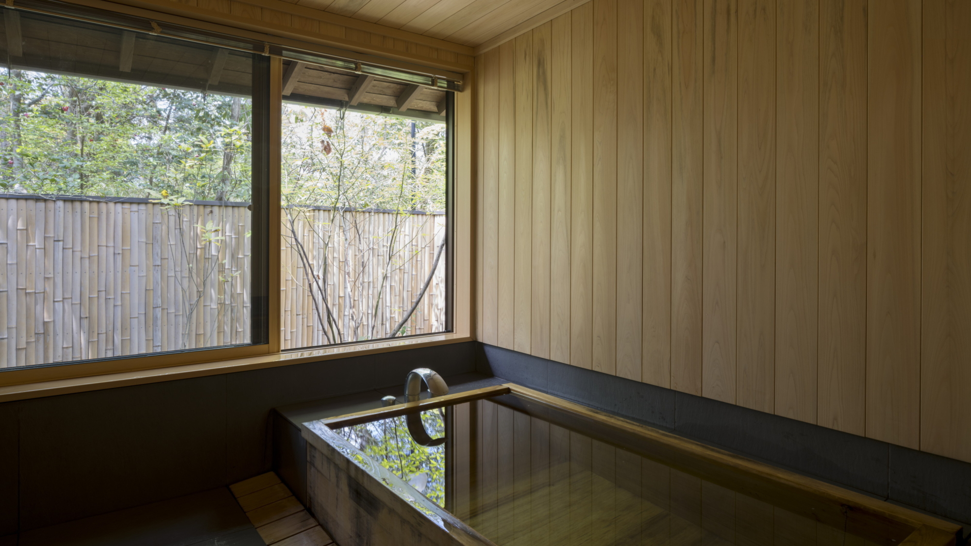 離れ｜温泉内湯・中庭テラス付 和洋室「くちなし」