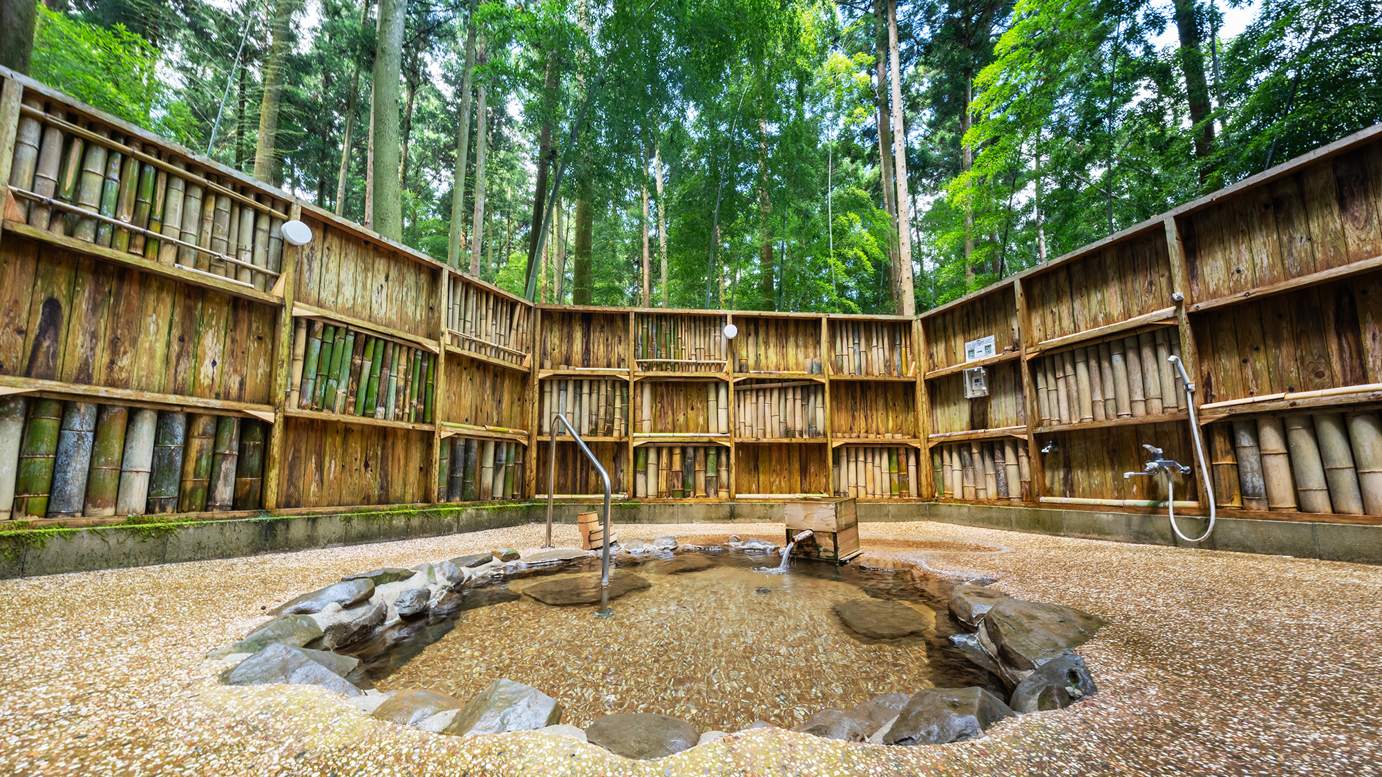 竹林の中の野天貸切風呂。自然の息吹を感じる露天風呂、風が運ぶ癒しの時間。