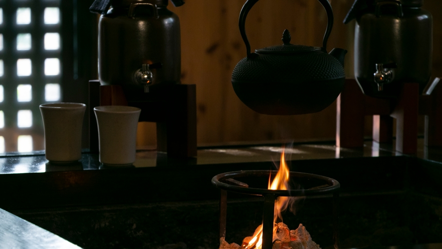 囲炉裏の休憩室では、焼酎を無料でお飲み頂けるように用意しております。