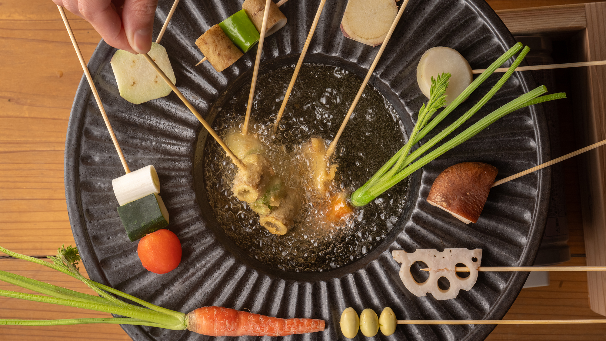 【里山の旬菜 菜種揚げ】陶器と鉄の鍋は火の通りが良いため、出来立てアツアツをお召し上がりいただけます